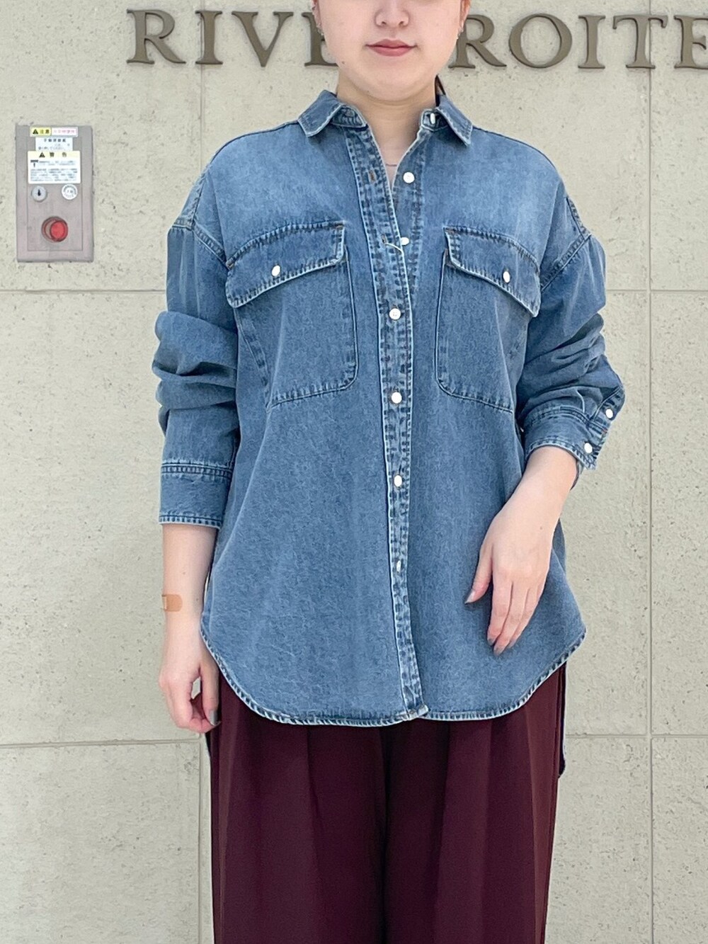 レッド系のスラックス、ブラック系のその他シューズ、ブラック系のボストンバッグを着用したレディースの秋コーディネートの5枚目の写真