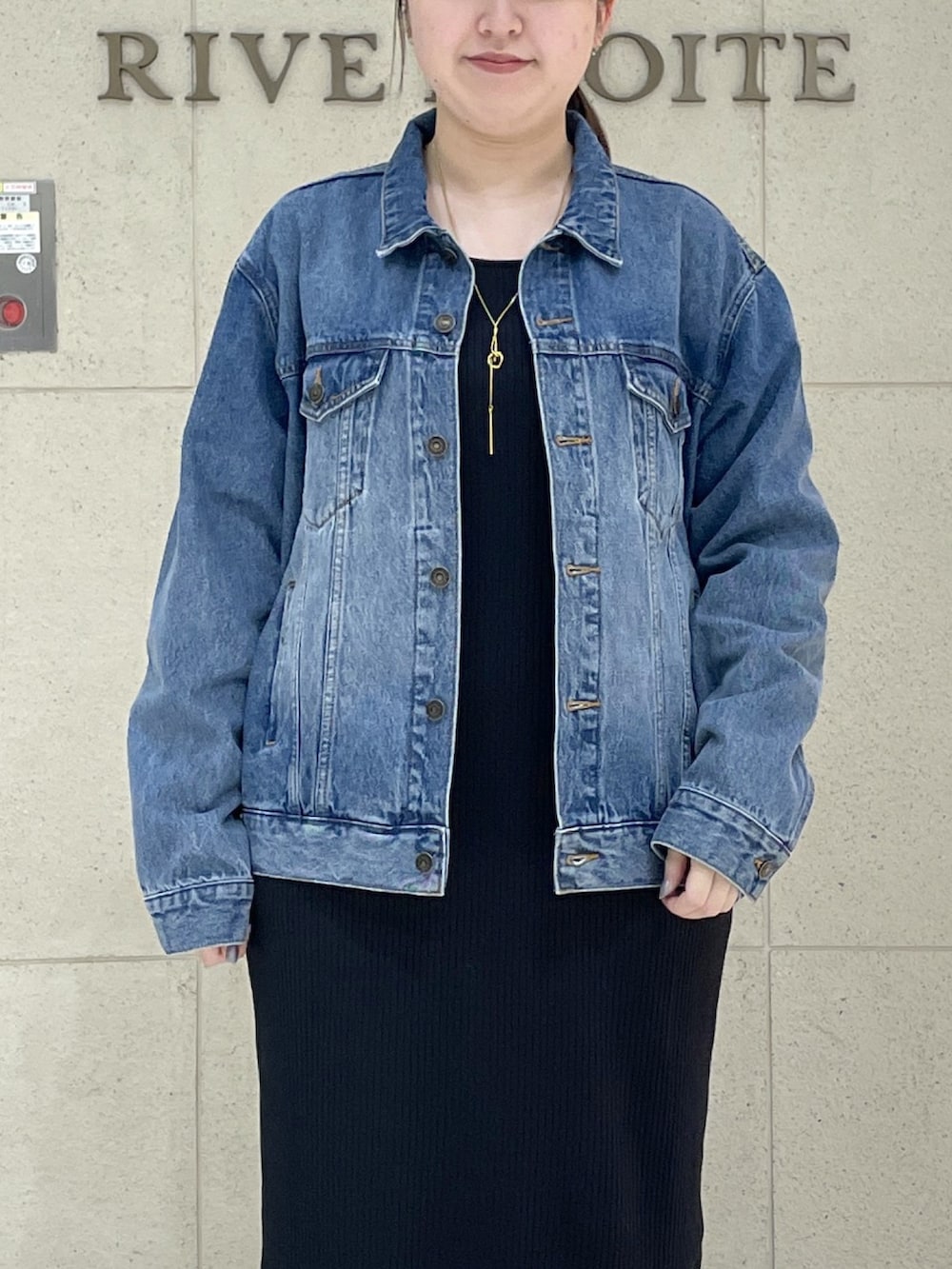 ブラック系のワンピース、ブラック系のローファー、ブラック系のショルダーバッグを着用したレディースの秋コーディネートの5枚目の写真