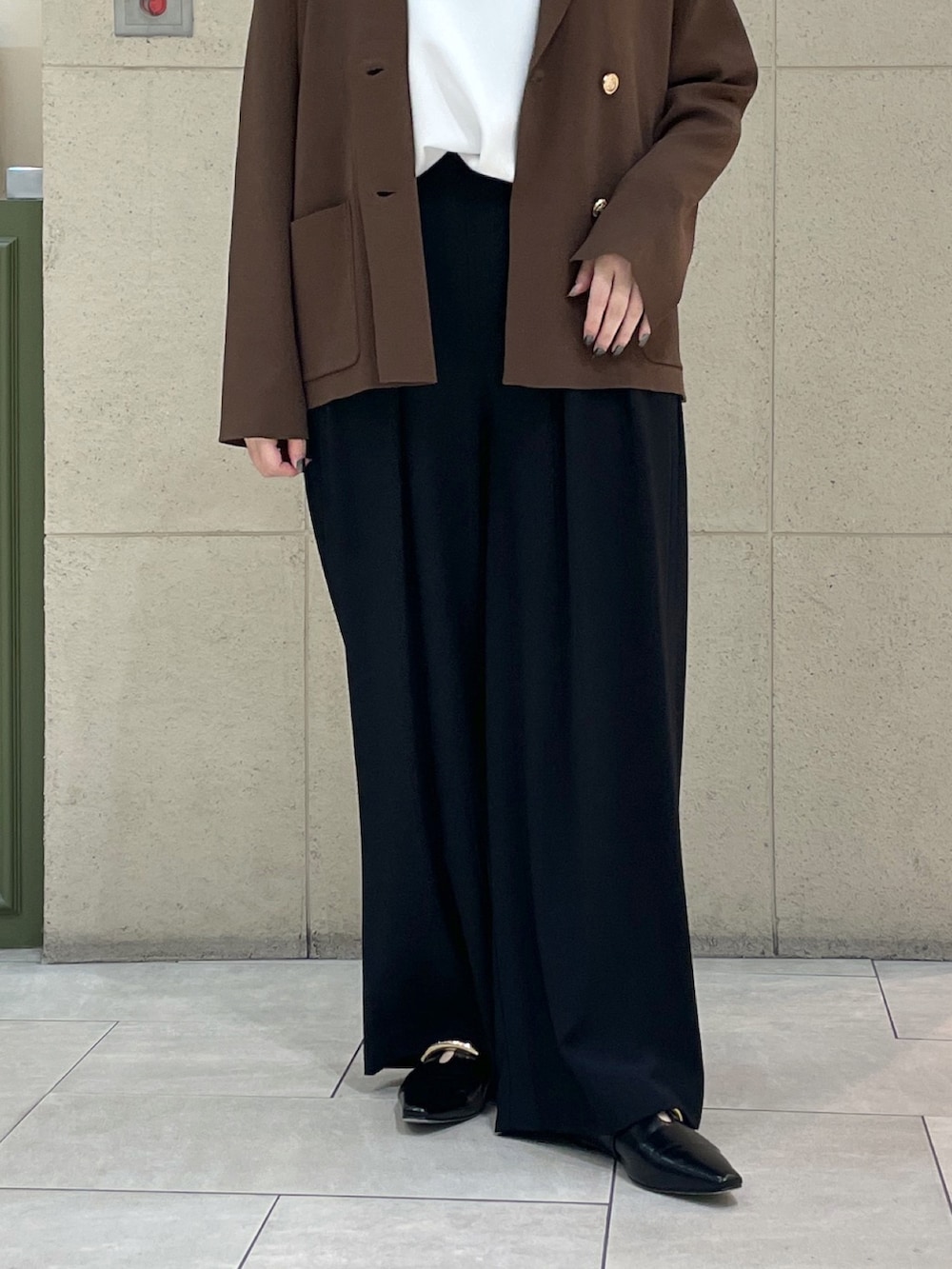 ブラック系のスラックス、ブラウン系のテーラードジャケット、ホワイト系のTシャツ/カットソーを着用したレディースの夏コーディネートの8枚目の写真