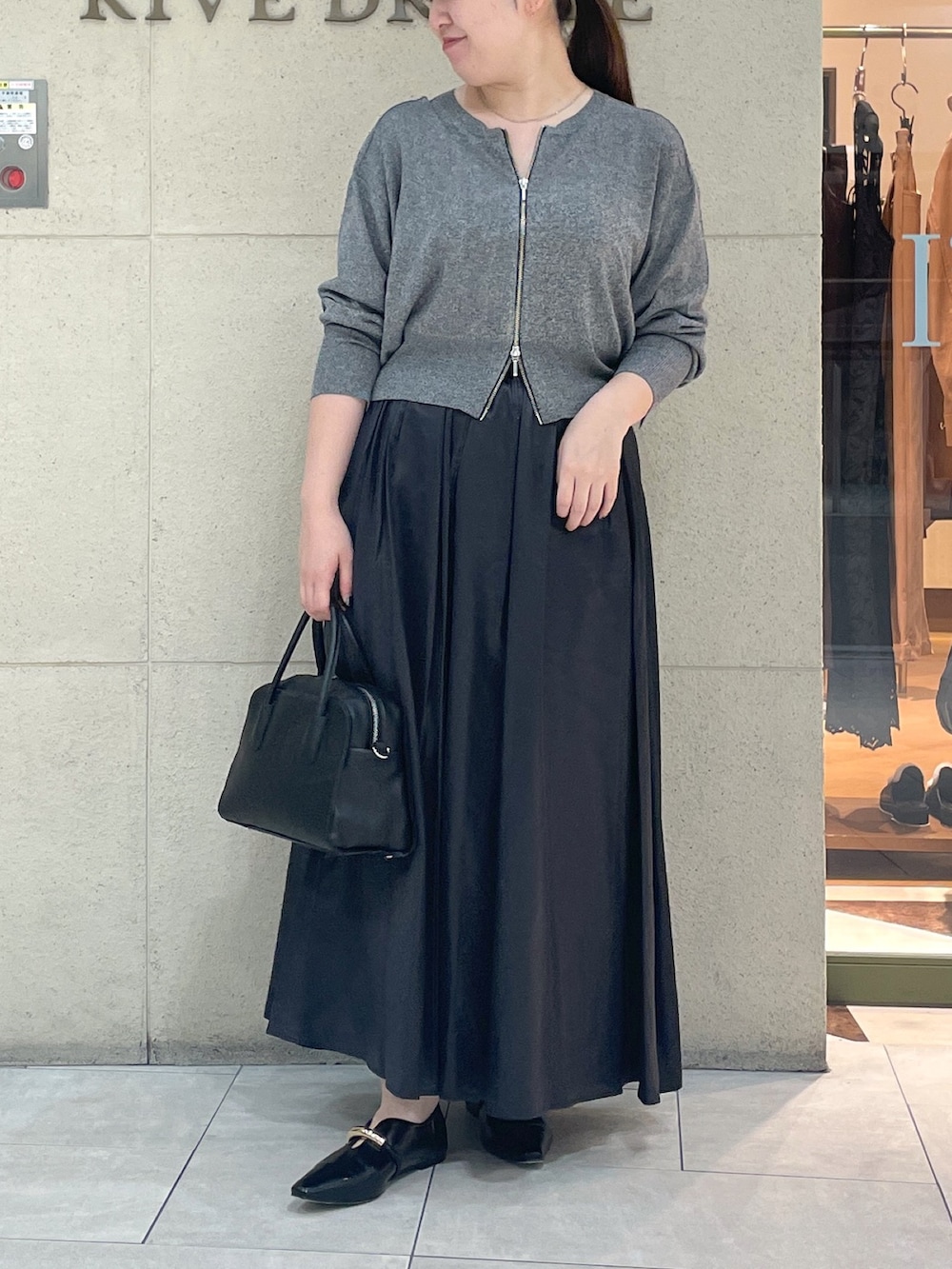 「秋服準備はじめました、休日スタイル、きれいめカジュアル、シンプルコーデ、お出かけコーデ、モノトーン、オトナカジュアル、シンプル、大人コーデ、おしゃれさんと繋がりたい、スカート、ワントーンコーデ、秋コーデ、グレー、骨格ウェーブ」|「RIVE DROITEの【上品な光沢感】グロッシーギャザースカート(スカート、ブラック系)」を使った、Mihoさん(レディース・161cm)の夏コーディネートの2枚目の写真
