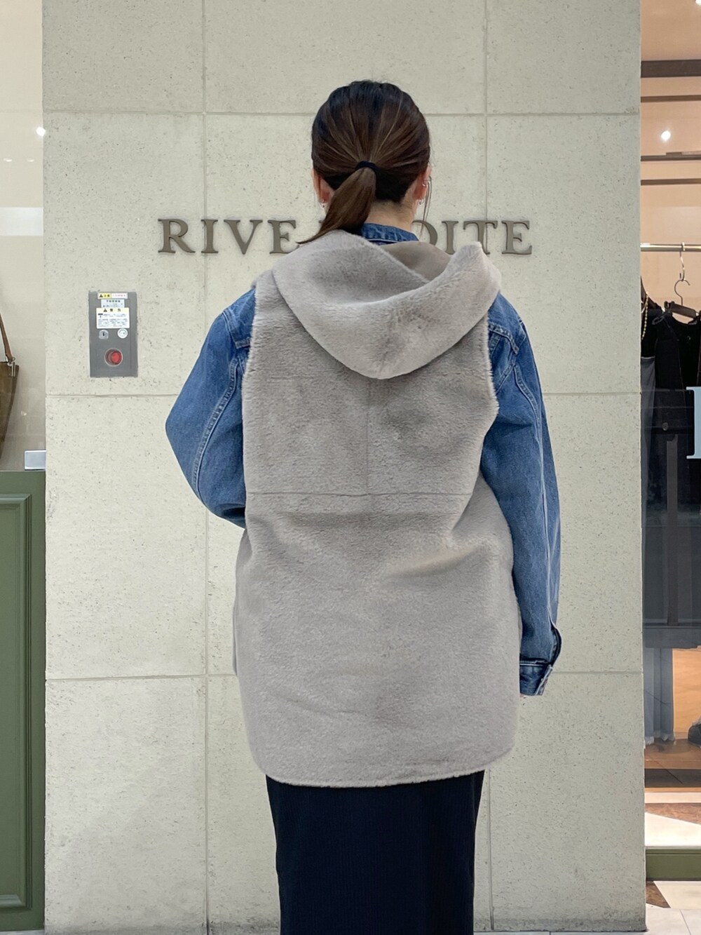 ブラック系のワンピース、ブラック系のローファー、ブラック系のショルダーバッグを着用したレディースの秋コーディネートの7枚目の写真