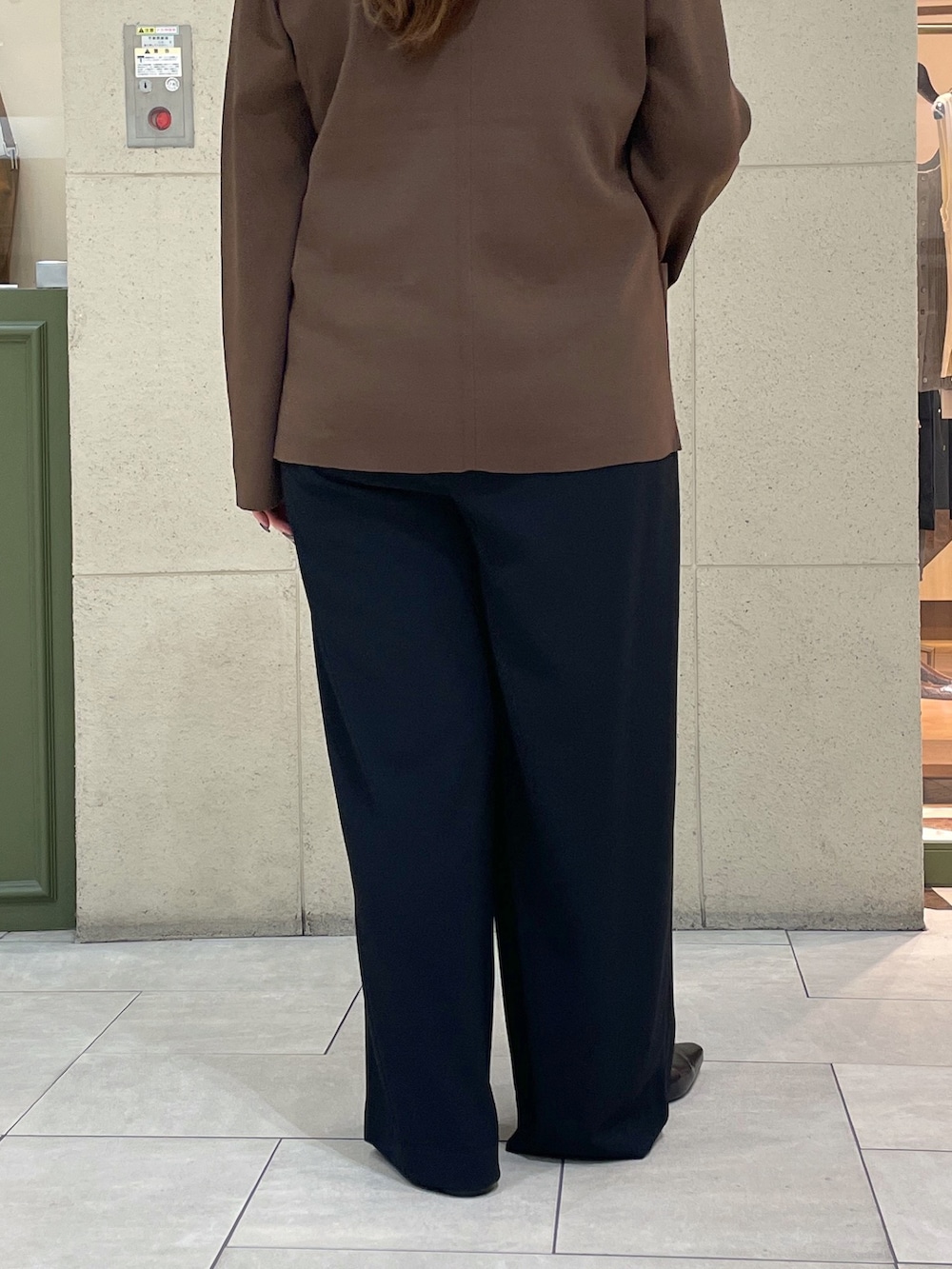 ブラック系のスラックス、ブラウン系のテーラードジャケット、ホワイト系のTシャツ/カットソーを着用したレディースの夏コーディネートの10枚目の写真