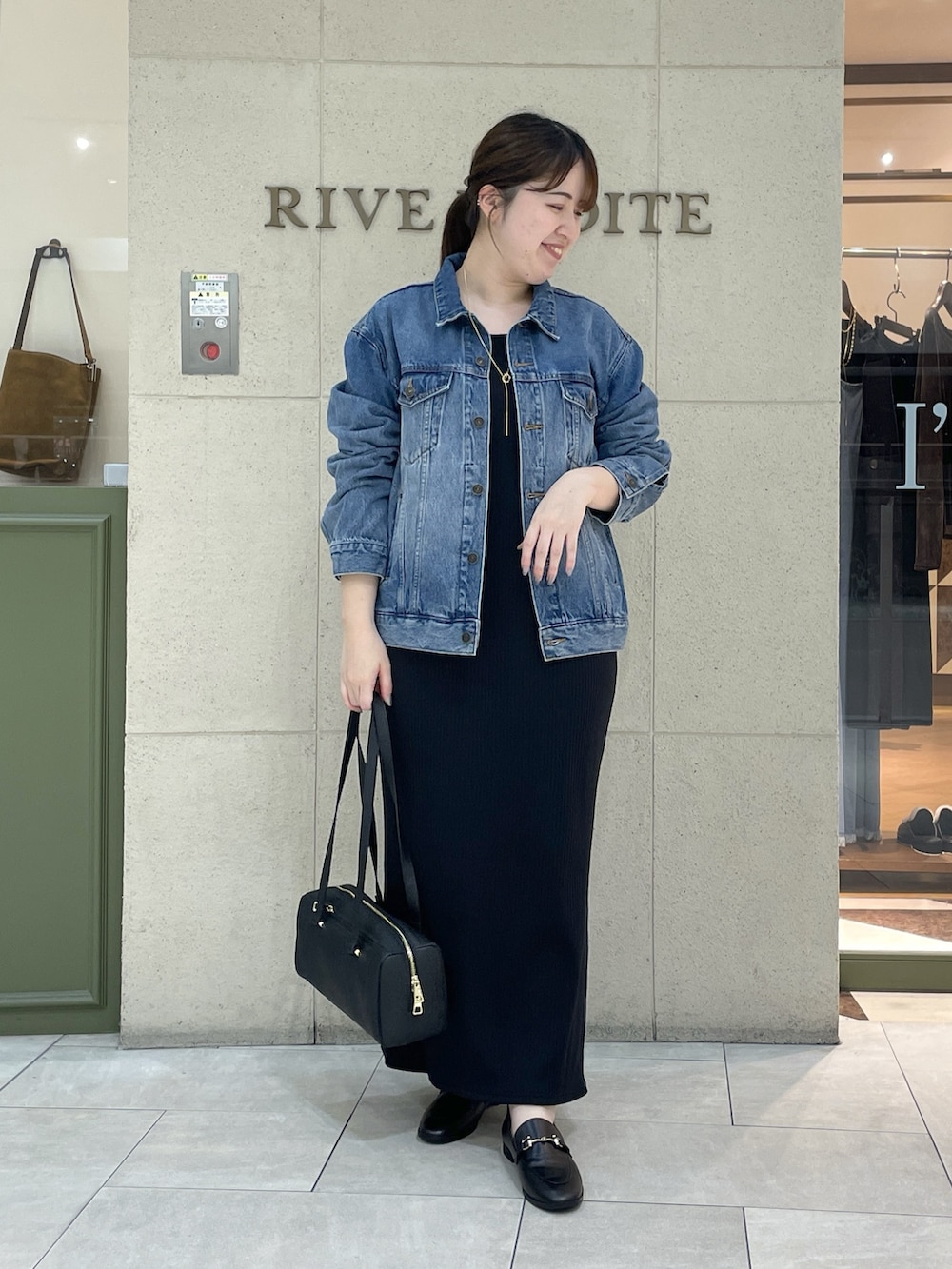 ブラック系のワンピース、ブラック系のローファー、ブラック系のショルダーバッグを着用したレディースの秋コーディネートの8枚目の写真