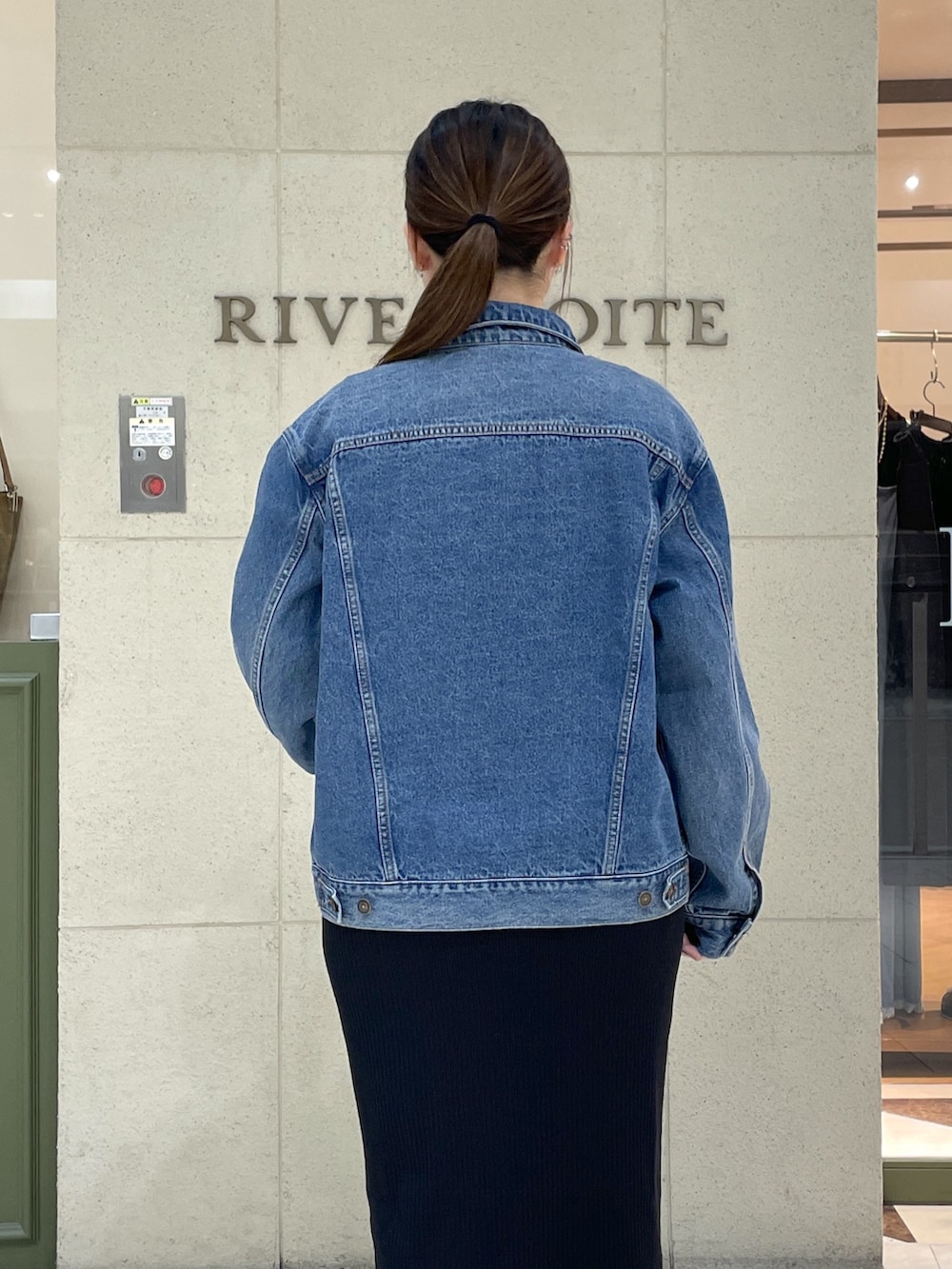 ブラック系のワンピース、ブラック系のローファー、ブラック系のショルダーバッグを着用したレディースの秋コーディネートの7枚目の写真