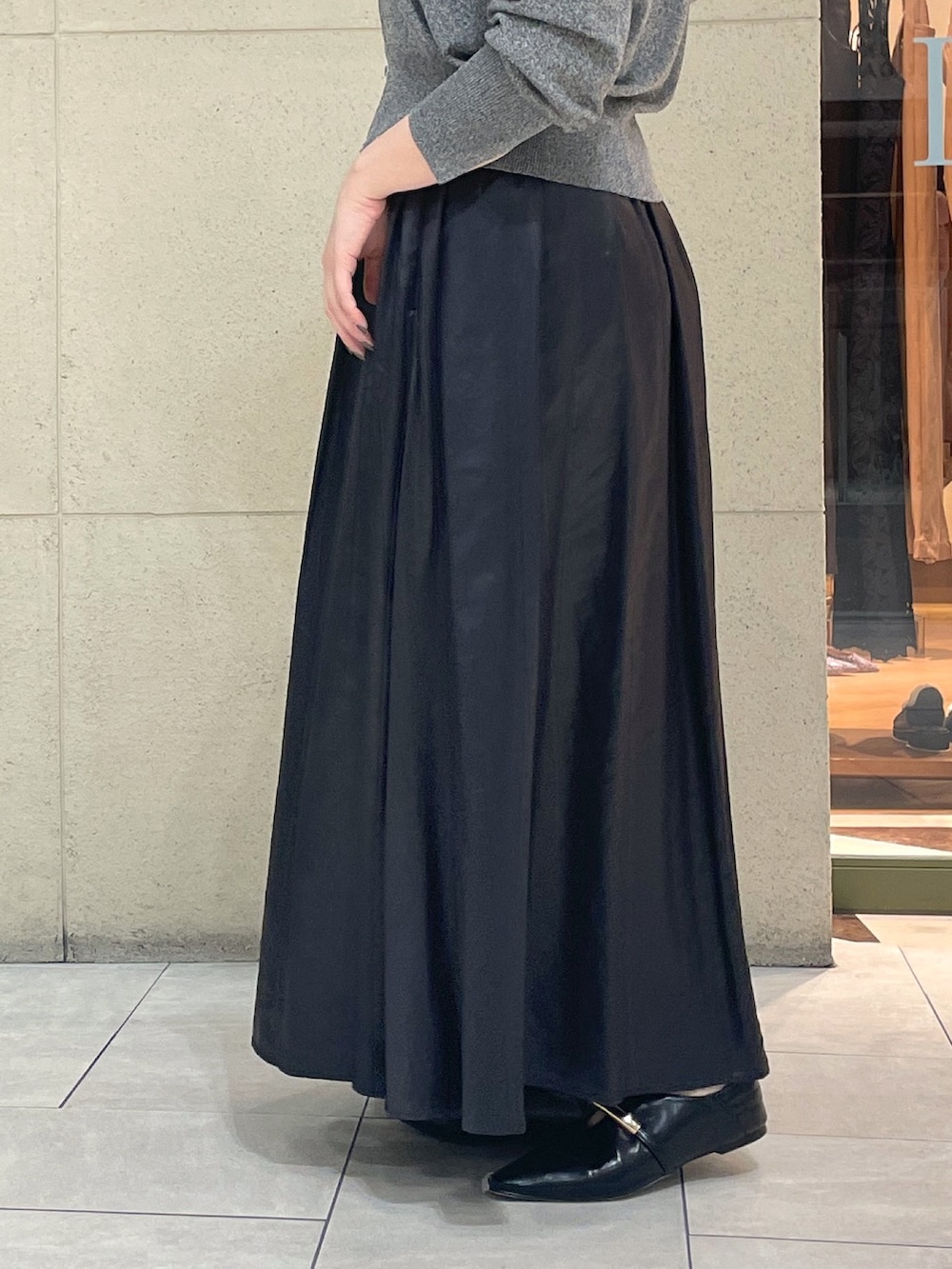「秋服準備はじめました、休日スタイル、きれいめカジュアル、シンプルコーデ、お出かけコーデ、モノトーン、オトナカジュアル、シンプル、大人コーデ、おしゃれさんと繋がりたい、スカート、ワントーンコーデ、秋コーデ、グレー、骨格ウェーブ」|「RIVE DROITEの【上品な光沢感】グロッシーギャザースカート(スカート、ブラック系)」を使った、Mihoさん(レディース・161cm)の夏コーディネートの9枚目の写真