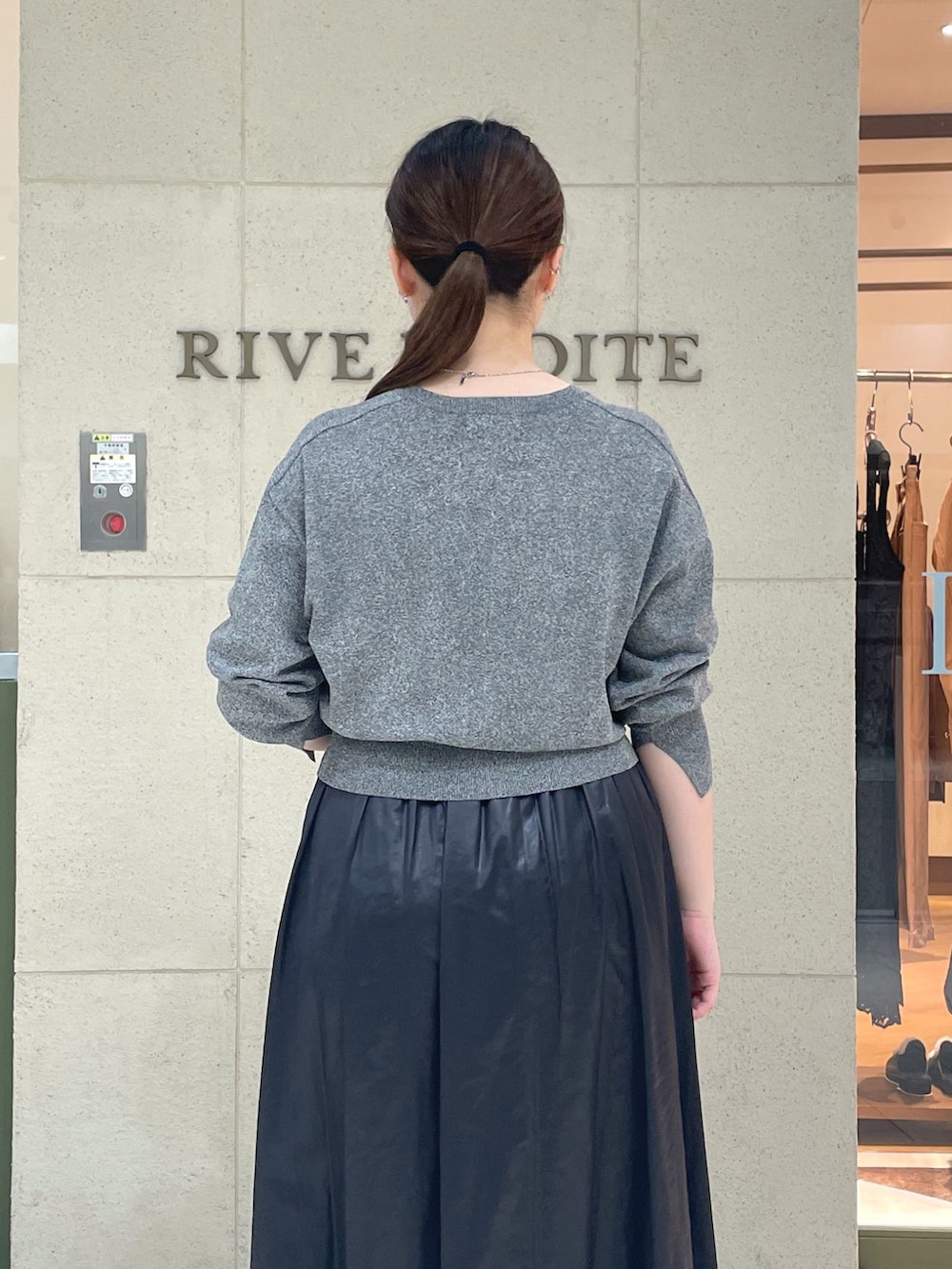 「秋服準備はじめました、休日スタイル、きれいめカジュアル、シンプルコーデ、お出かけコーデ、モノトーン、オトナカジュアル、シンプル、大人コーデ、おしゃれさんと繋がりたい、スカート、ワントーンコーデ、秋コーデ、グレー、骨格ウェーブ」|「RIVE DROITEの【上品な光沢感】グロッシーギャザースカート(スカート、ブラック系)」を使った、Mihoさん(レディース・161cm)の夏コーディネートの7枚目の写真