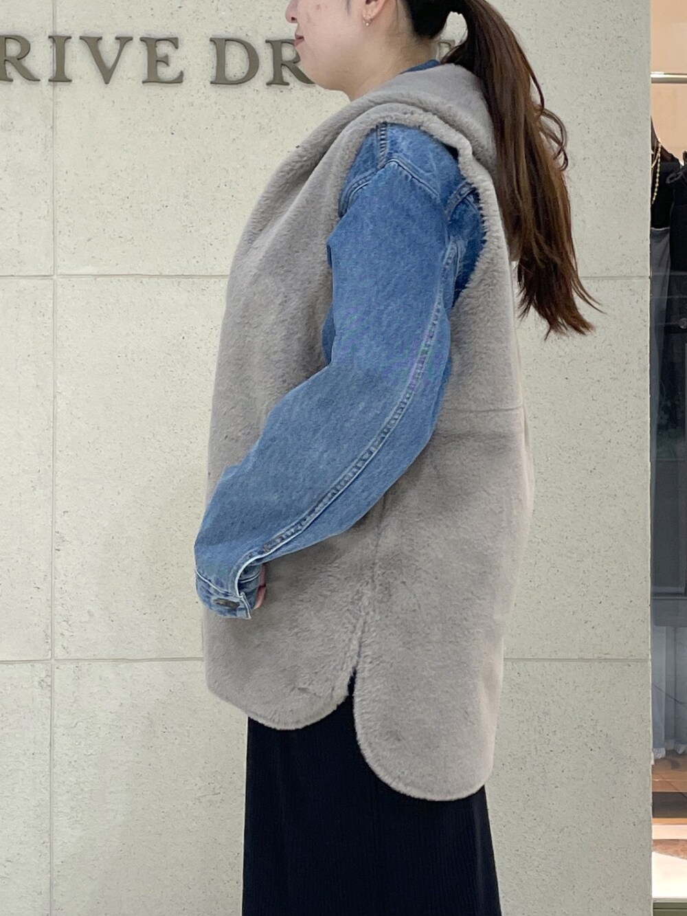 ブラック系のワンピース、ブラック系のローファー、ブラック系のショルダーバッグを着用したレディースの秋コーディネートの6枚目の写真