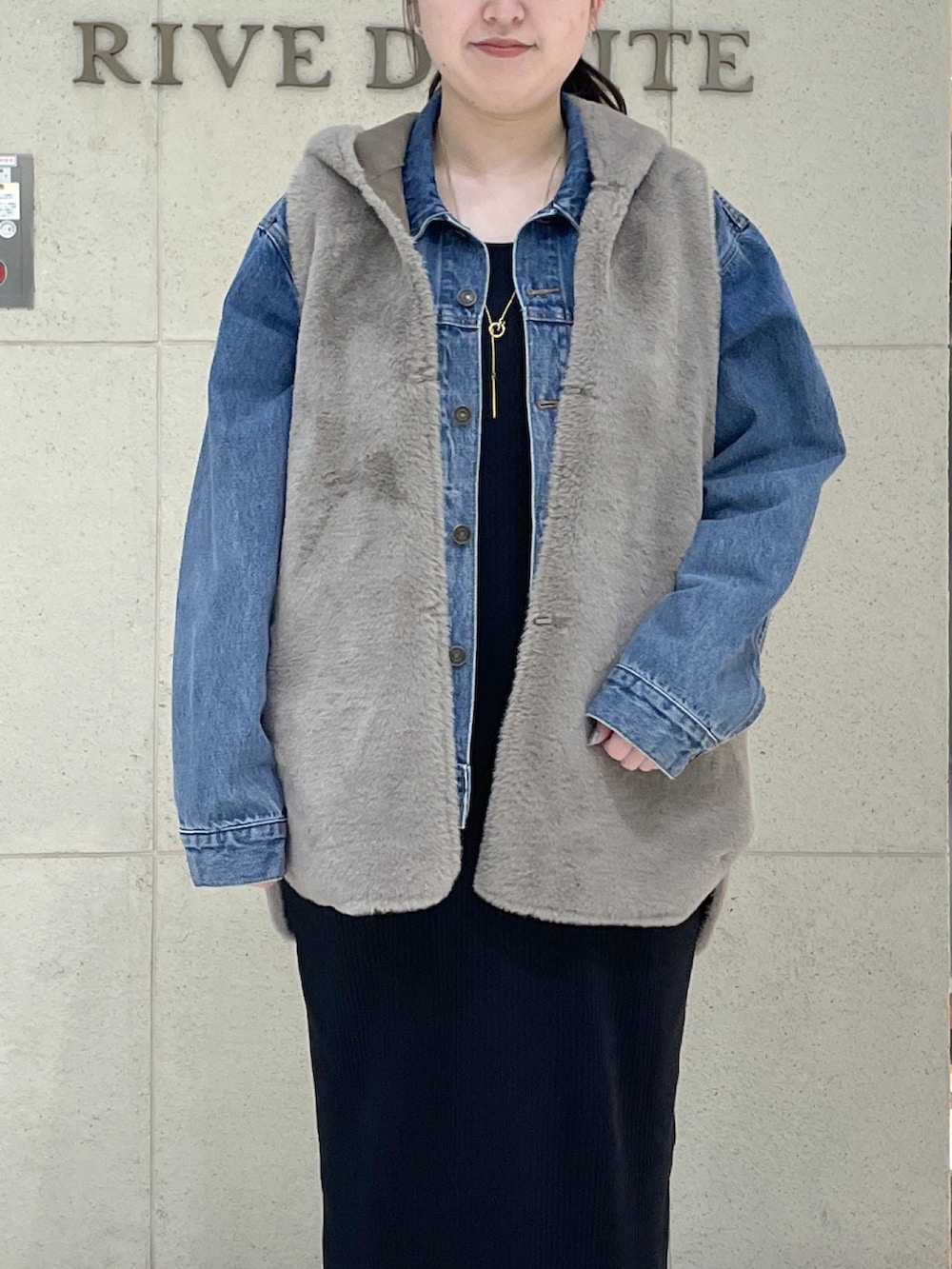 ブラック系のワンピース、ブラック系のローファー、ブラック系のショルダーバッグを着用したレディースの秋コーディネートの5枚目の写真