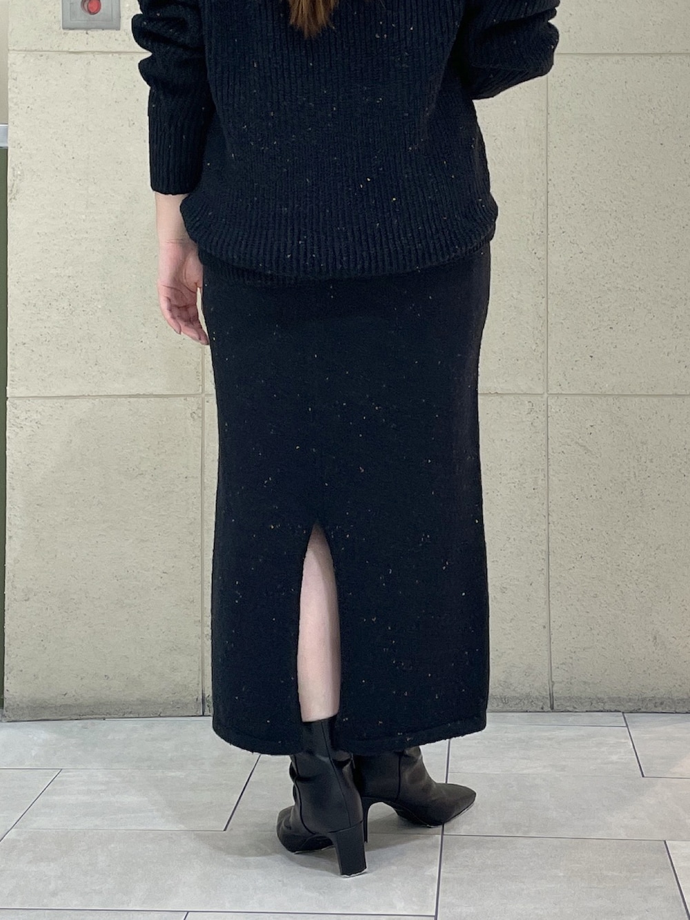 ブラック系のカーディガン/ボレロ、ブラック系のスカート、ブラウン系のボストンバッグを着用したレディースの秋コーディネートの9枚目の写真