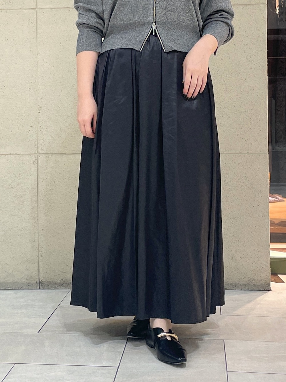 「秋服準備はじめました、休日スタイル、きれいめカジュアル、シンプルコーデ、お出かけコーデ、モノトーン、オトナカジュアル、シンプル、大人コーデ、おしゃれさんと繋がりたい、スカート、ワントーンコーデ、秋コーデ、グレー、骨格ウェーブ」|「RIVE DROITEの【上品な光沢感】グロッシーギャザースカート(スカート、ブラック系)」を使った、Mihoさん(レディース・161cm)の夏コーディネートの8枚目の写真