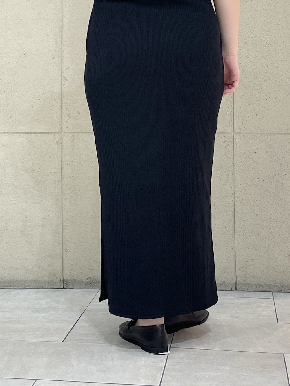 ブラック系のワンピース、ブラック系のローファー、ブラック系のショルダーバッグを着用したレディースの秋コーディネートの10枚目の写真