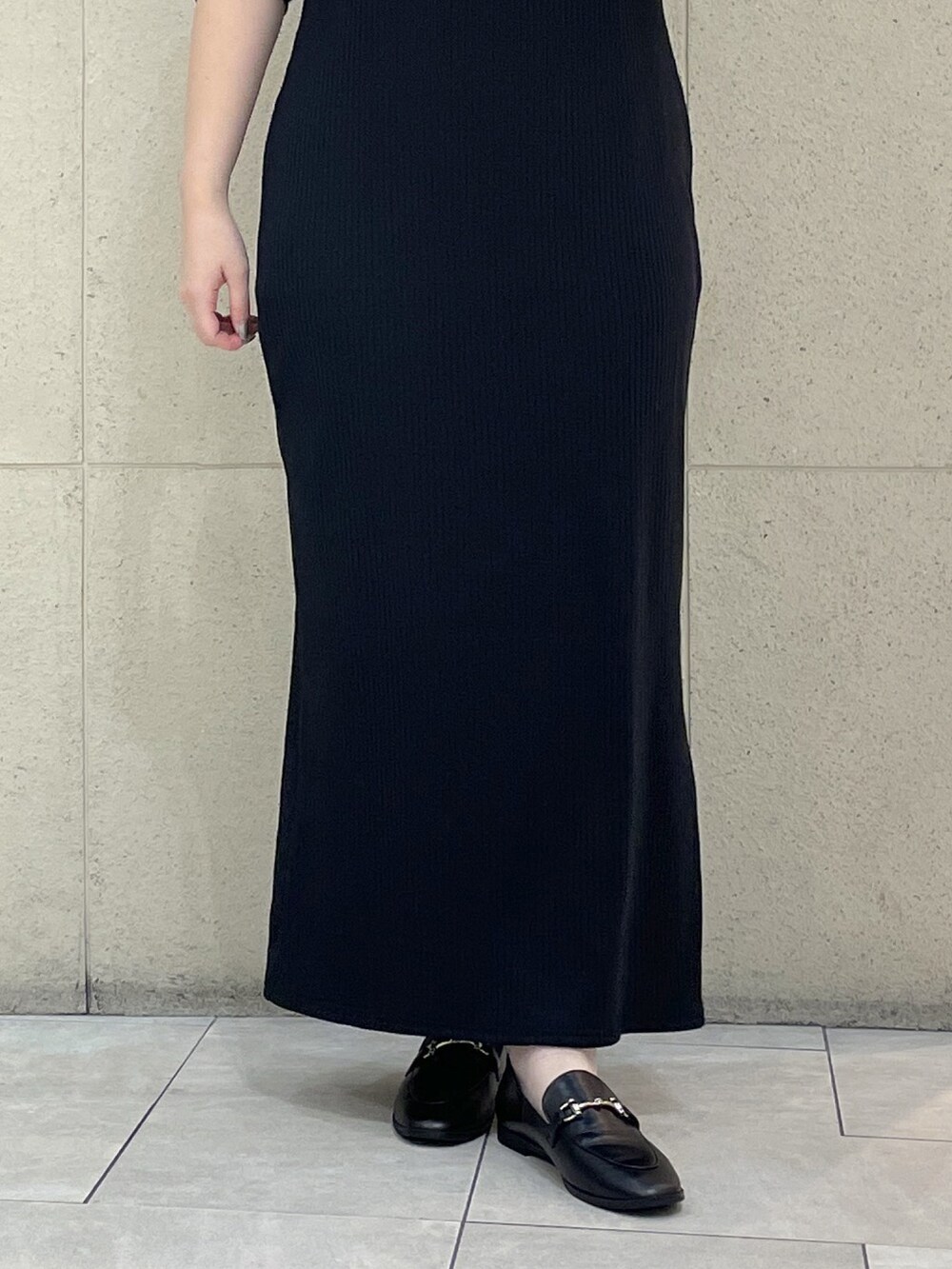 ブラック系のワンピース、ブラック系のローファー、ブラック系のショルダーバッグを着用したレディースの秋コーディネートの8枚目の写真