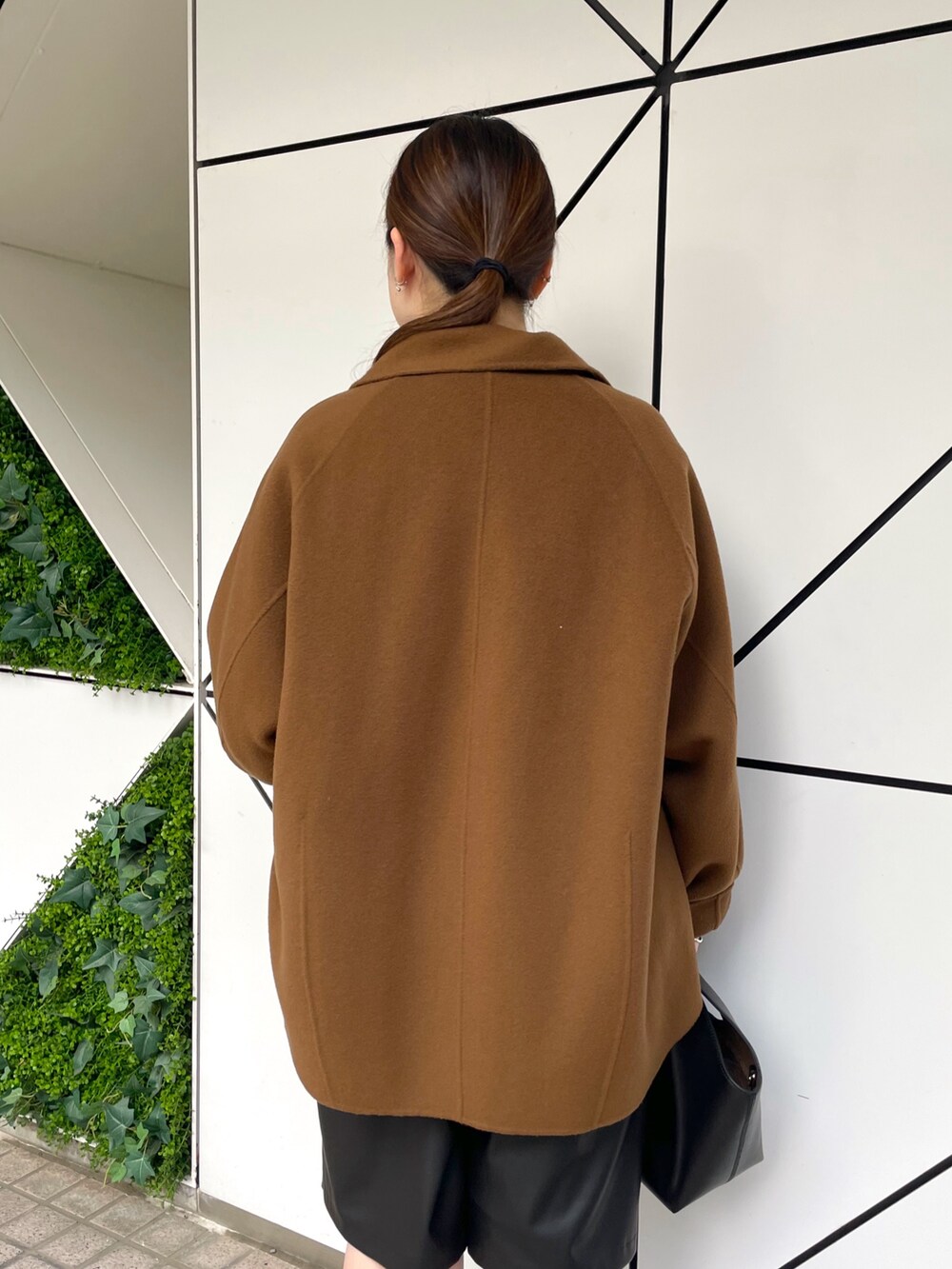 ブラック系のブーツ、ブラック系のその他パンツ、ブラック系のハンドバッグを着用したレディースの秋コーディネートの7枚目の写真