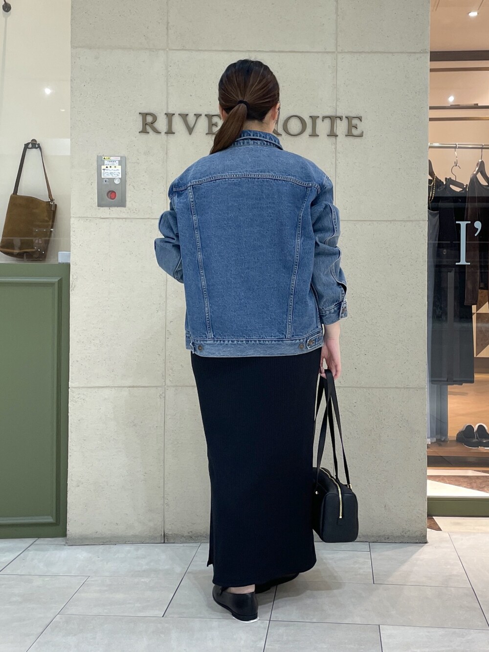 ブラック系のワンピース、ブラック系のローファー、ブラック系のショルダーバッグを着用したレディースの秋コーディネートの10枚目の写真