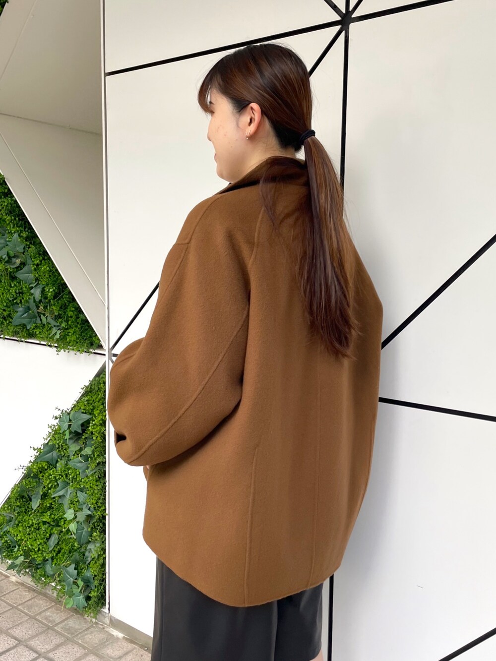 ブラック系のブーツ、ブラック系のその他パンツ、ブラック系のハンドバッグを着用したレディースの秋コーディネートの6枚目の写真