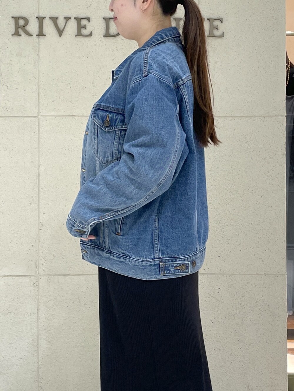 ブラック系のワンピース、ブラック系のローファー、ブラック系のショルダーバッグを着用したレディースの秋コーディネートの6枚目の写真