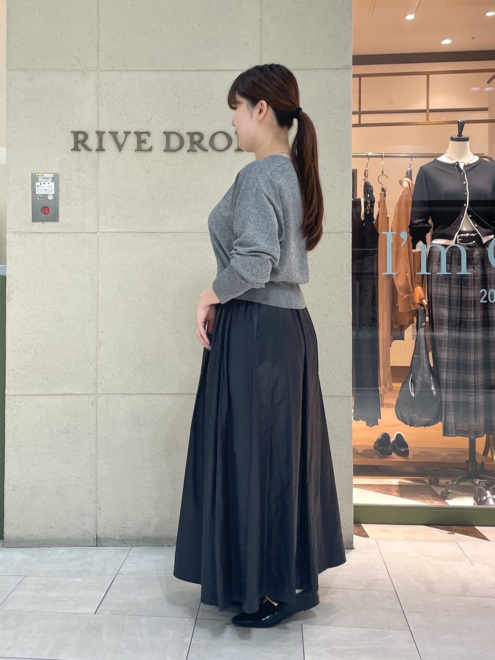 「秋服準備はじめました、休日スタイル、きれいめカジュアル、シンプルコーデ、お出かけコーデ、モノトーン、オトナカジュアル、シンプル、大人コーデ、おしゃれさんと繋がりたい、スカート、ワントーンコーデ、秋コーデ、グレー、骨格ウェーブ」|「RIVE DROITEの【上品な光沢感】グロッシーギャザースカート(スカート、ブラック系)」を使った、Mihoさん(レディース・161cm)の夏コーディネートの3枚目の写真