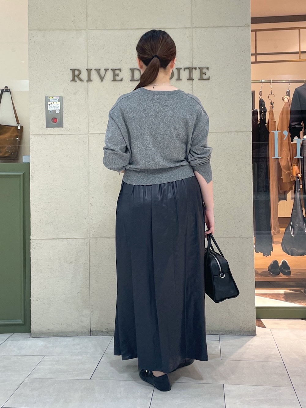 「秋服準備はじめました、休日スタイル、きれいめカジュアル、シンプルコーデ、お出かけコーデ、モノトーン、オトナカジュアル、シンプル、大人コーデ、おしゃれさんと繋がりたい、スカート、ワントーンコーデ、秋コーデ、グレー、骨格ウェーブ」|「RIVE DROITEの【上品な光沢感】グロッシーギャザースカート(スカート、ブラック系)」を使った、Mihoさん(レディース・161cm)の夏コーディネートの4枚目の写真