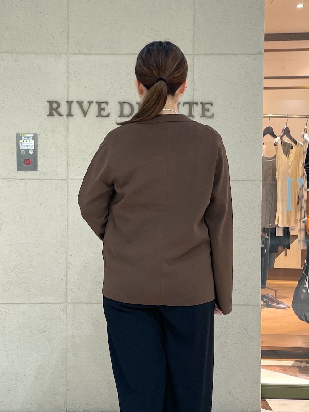 ブラック系のスラックス、ブラウン系のテーラードジャケット、ホワイト系のTシャツ/カットソーを着用したレディースの夏コーディネートの7枚目の写真