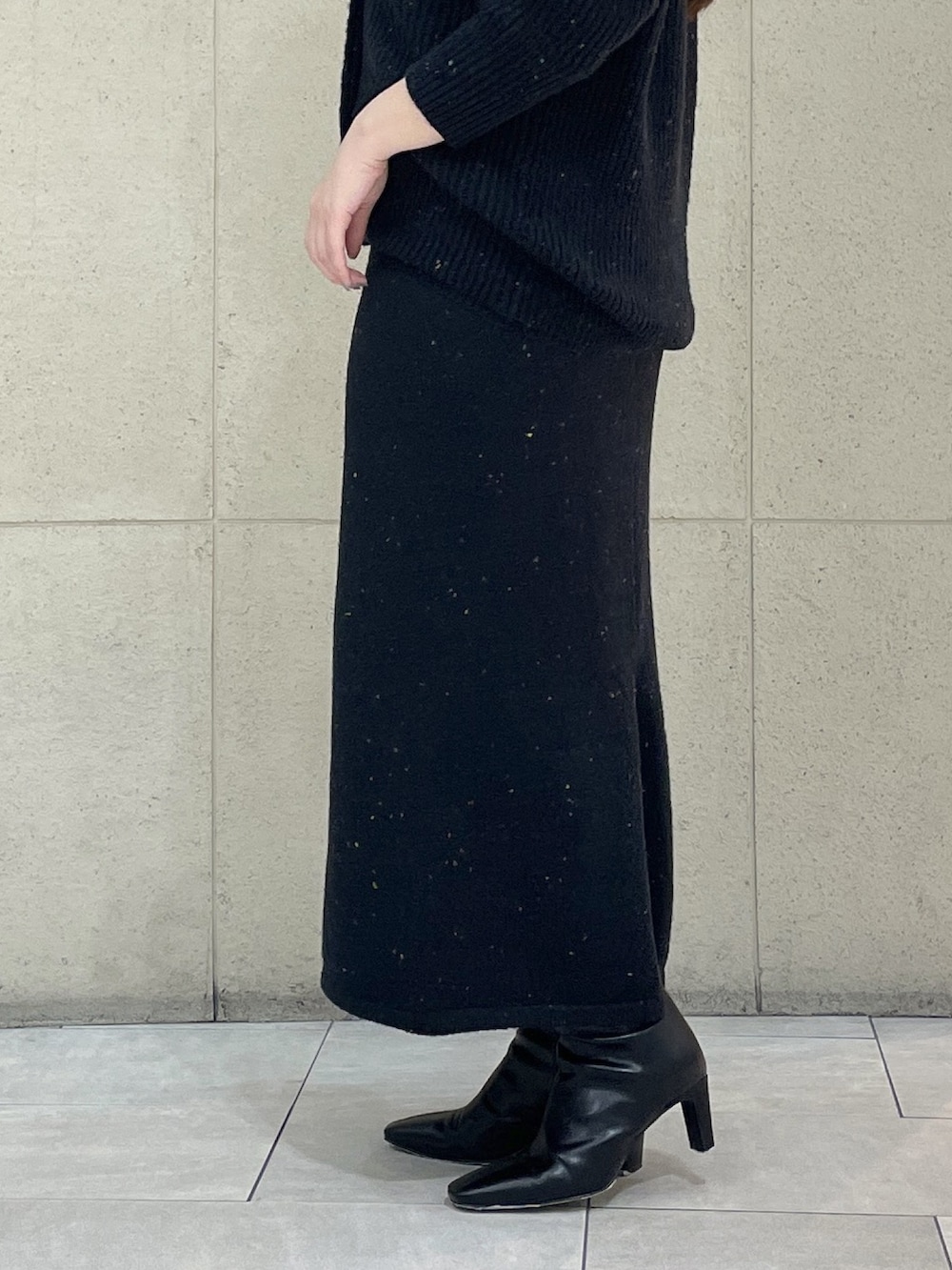 ブラック系のカーディガン/ボレロ、ブラック系のスカート、ブラウン系のボストンバッグを着用したレディースの秋コーディネートの8枚目の写真