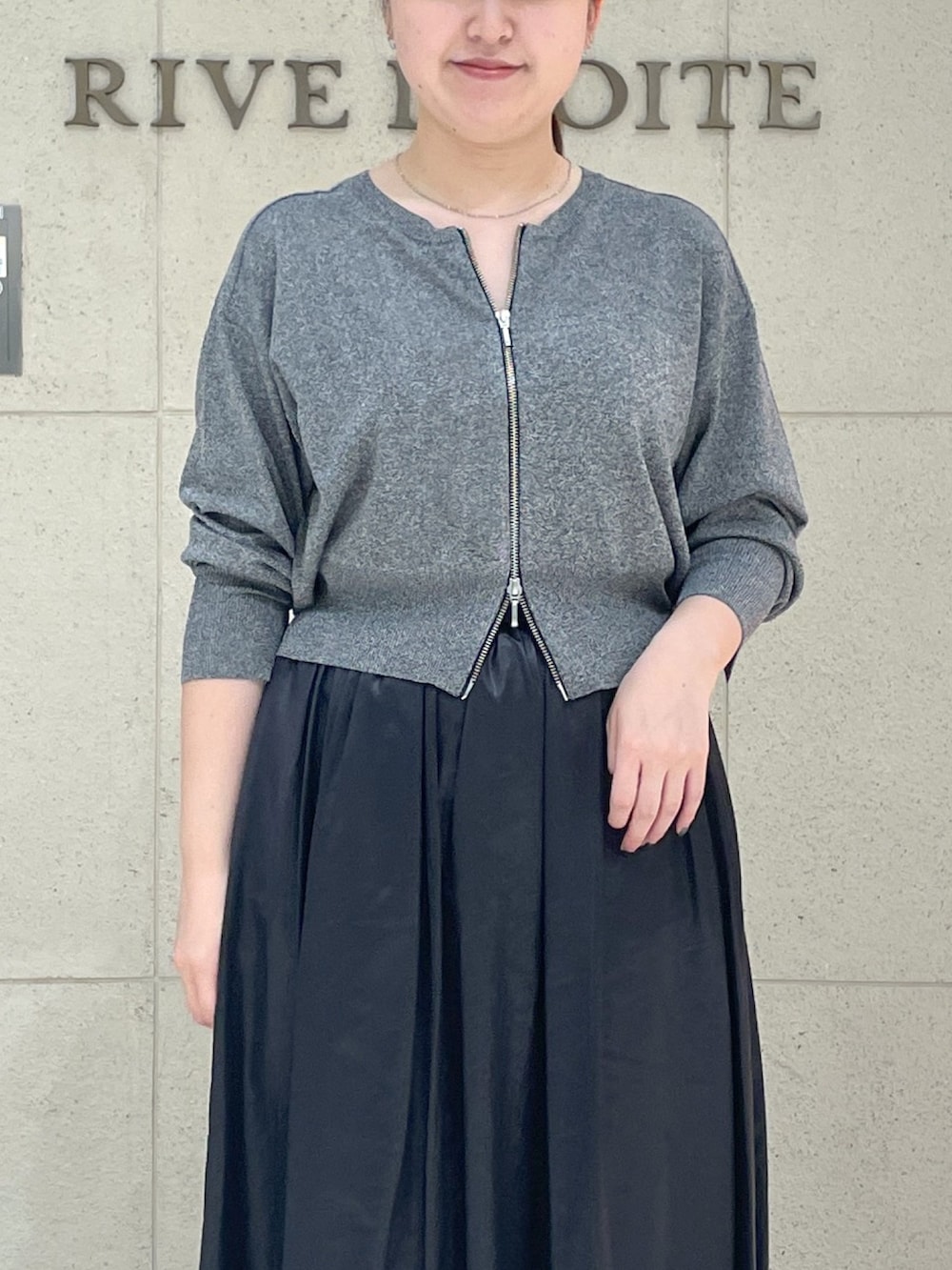「秋服準備はじめました、休日スタイル、きれいめカジュアル、シンプルコーデ、お出かけコーデ、モノトーン、オトナカジュアル、シンプル、大人コーデ、おしゃれさんと繋がりたい、スカート、ワントーンコーデ、秋コーデ、グレー、骨格ウェーブ」|「RIVE DROITEの【上品な光沢感】グロッシーギャザースカート(スカート、ブラック系)」を使った、Mihoさん(レディース・161cm)の夏コーディネートの5枚目の写真