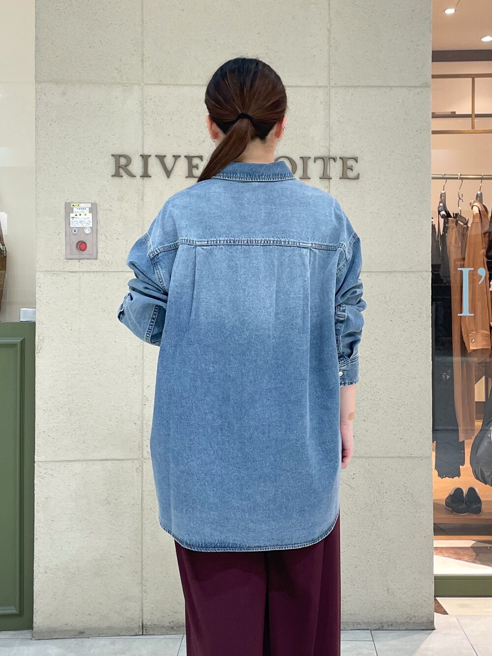 レッド系のスラックス、ブラック系のその他シューズ、ブラック系のボストンバッグを着用したレディースの秋コーディネートの7枚目の写真