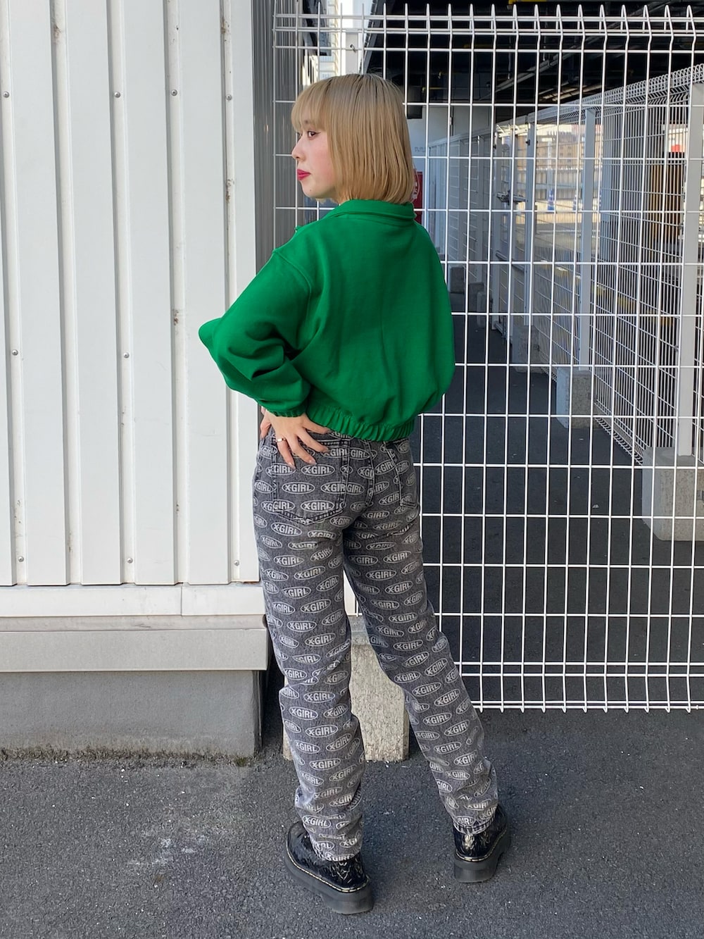 「x-girl、x-girl_ootd、エックスガール、エックスガール(X-girl)、春コーデ、ootd、マーチンコーデ」｜「X-girlのBASIC OVAL LOGO HALF ZIP SWEAT TOP（スウェット、グリーン系）」を使った、久山　由理香さん（レディース・156cm）の春コーディネートの2枚目の写真