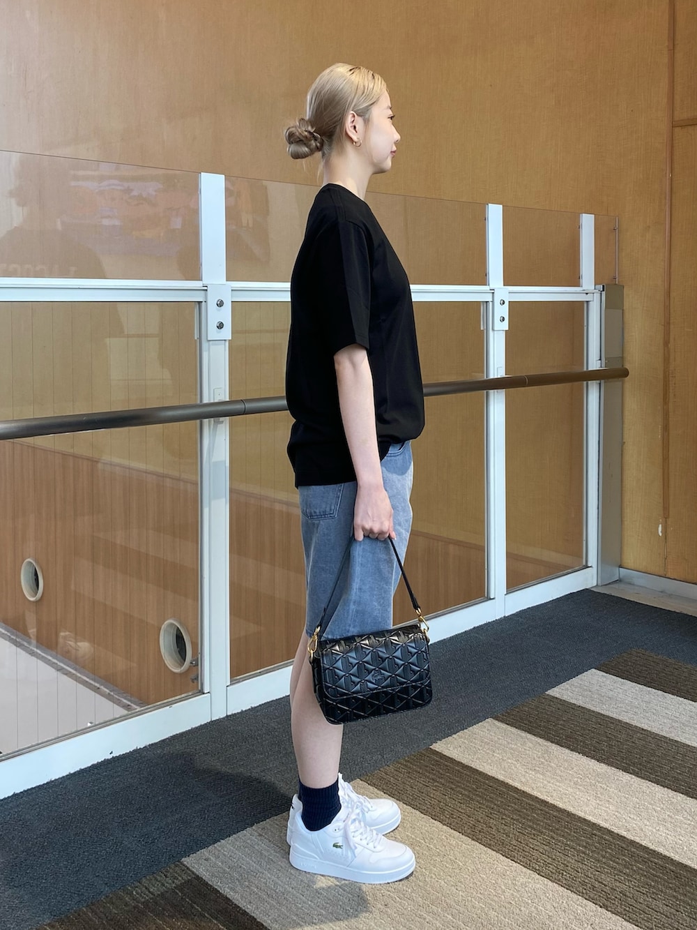 ブラック系のTシャツ/カットソー、グレー系のデニムパンツ、ブラック系のメッセンジャーバッグを着用したレディースの夏コーディネートの2枚目の写真