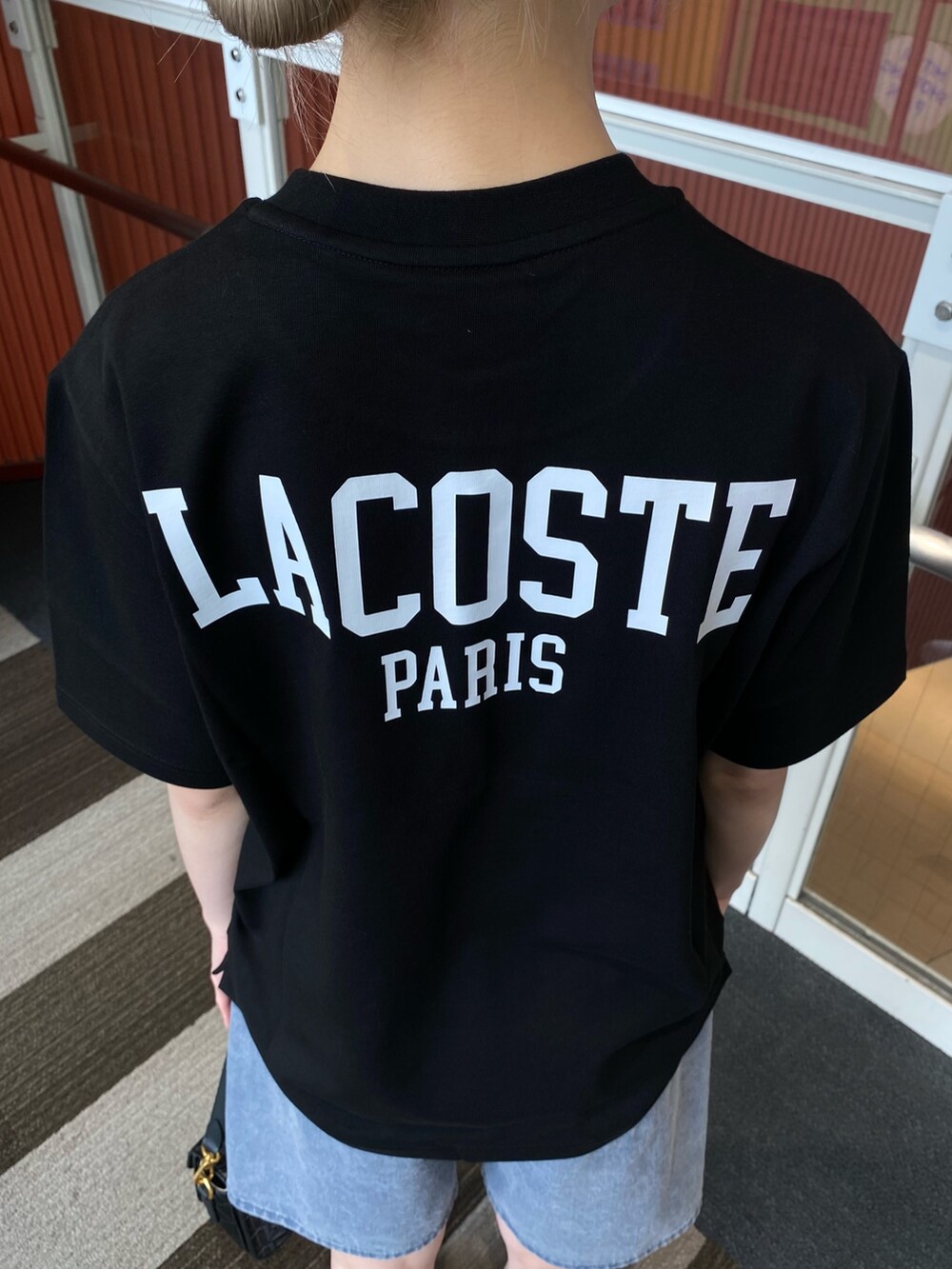 ブラック系のTシャツ/カットソー、グレー系のデニムパンツ、ブラック系のメッセンジャーバッグを着用したレディースの夏コーディネートの5枚目の写真