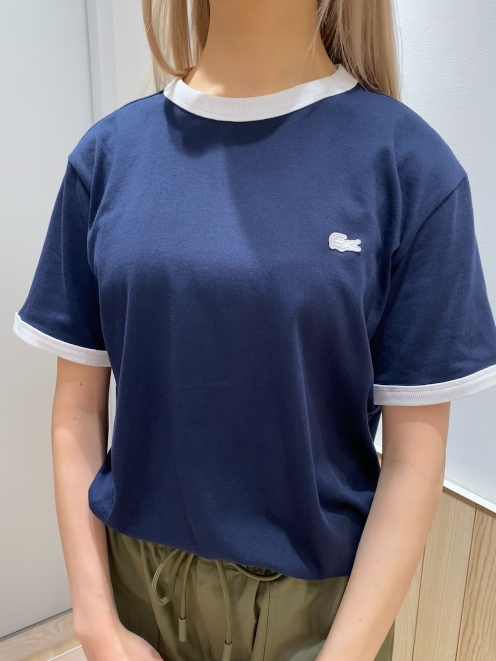 ブルー系のTシャツ/カットソー、グリーン系のカーゴパンツ、ホワイト系のスニーカーを着用したレディースの秋コーディネートの5枚目の写真
