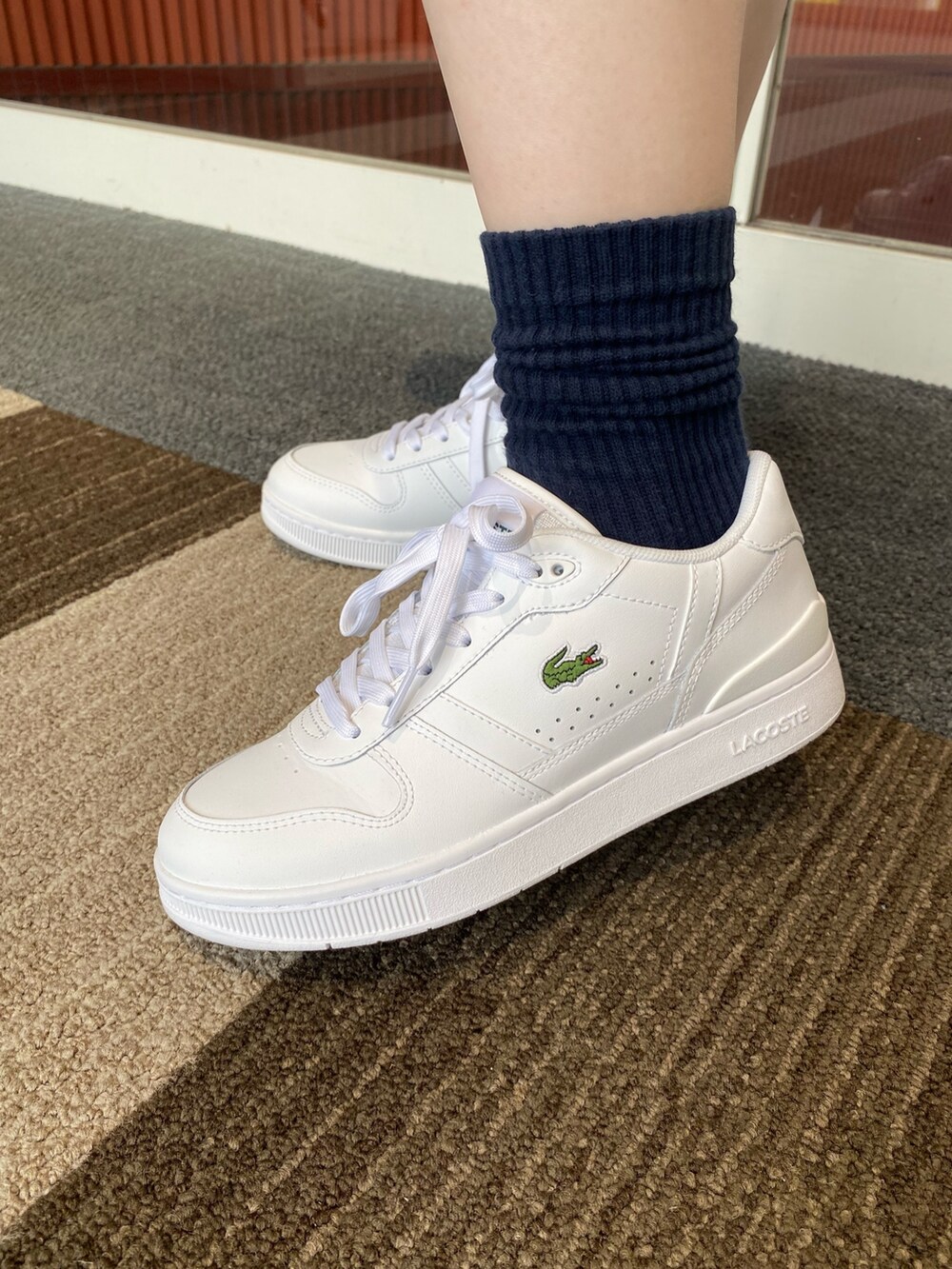 ブラック系のTシャツ/カットソー、グレー系のデニムパンツ、ブラック系のメッセンジャーバッグを着用したレディースの夏コーディネートの6枚目の写真