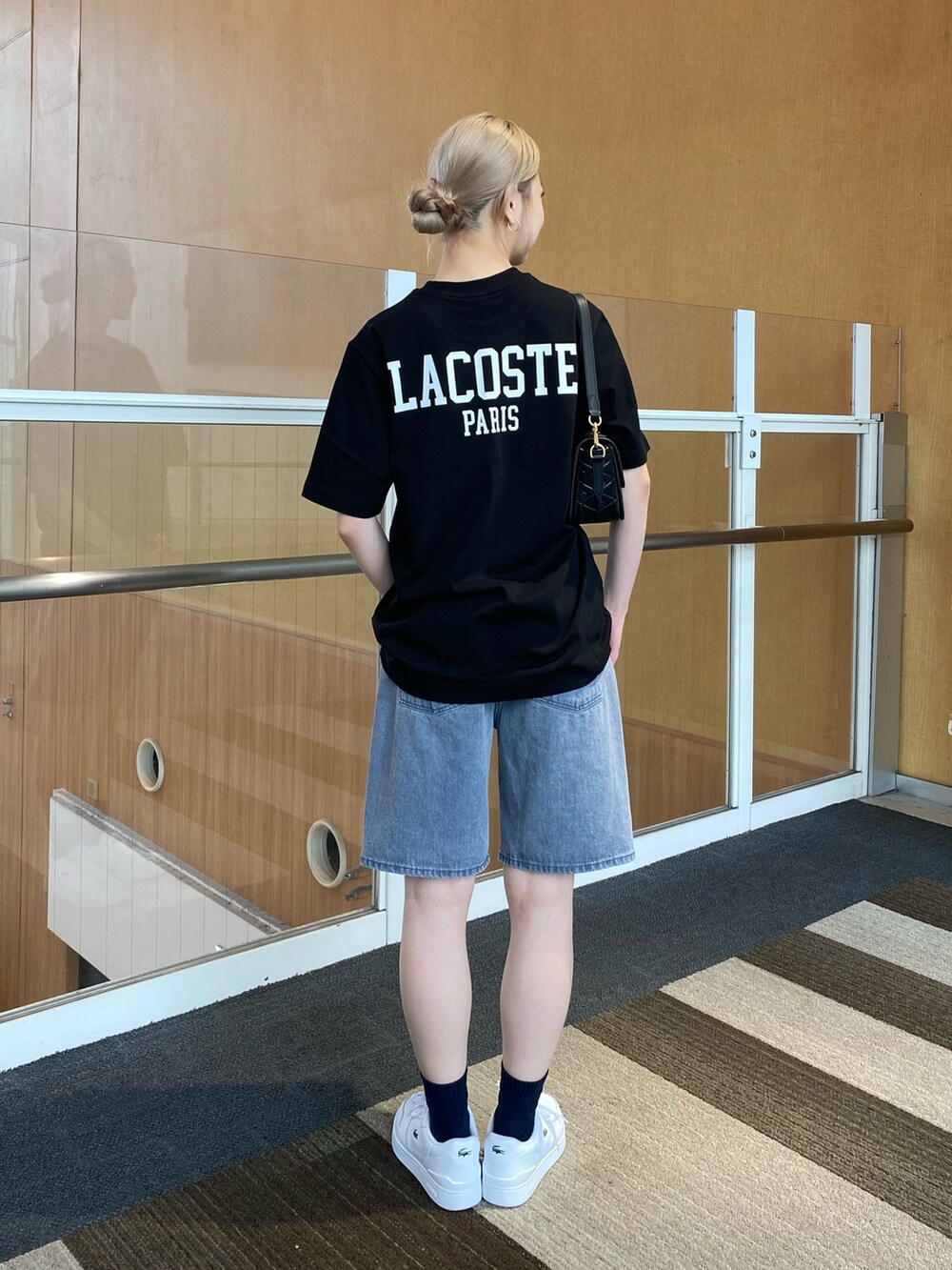 ブラック系のTシャツ/カットソー、グレー系のデニムパンツ、ブラック系のメッセンジャーバッグを着用したレディースの夏コーディネートの3枚目の写真