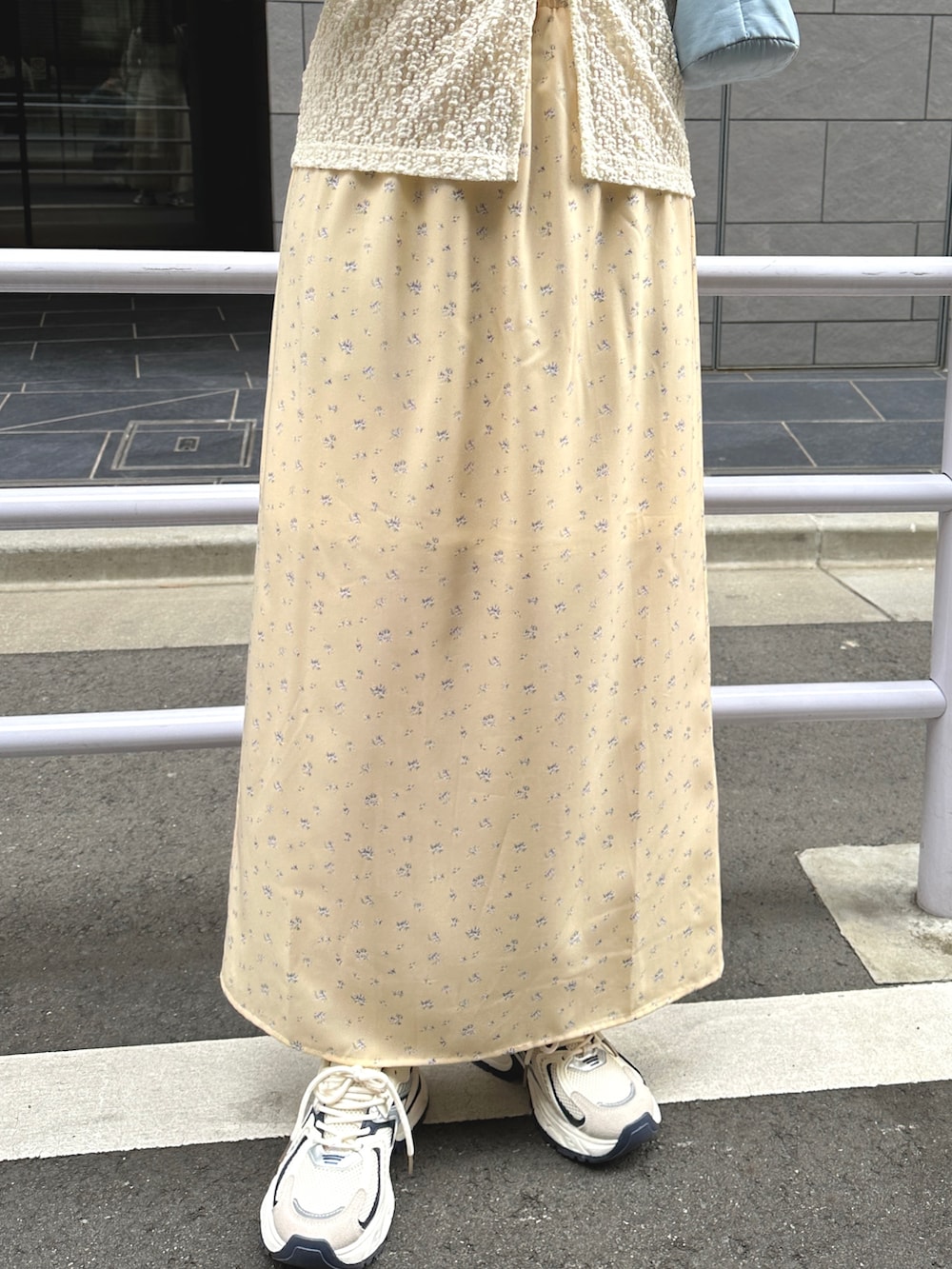 ホワイト系のTシャツ/カットソー、ベージュ系のスカート、その他のその他を着用したレディースの春コーディネートの4枚目の写真