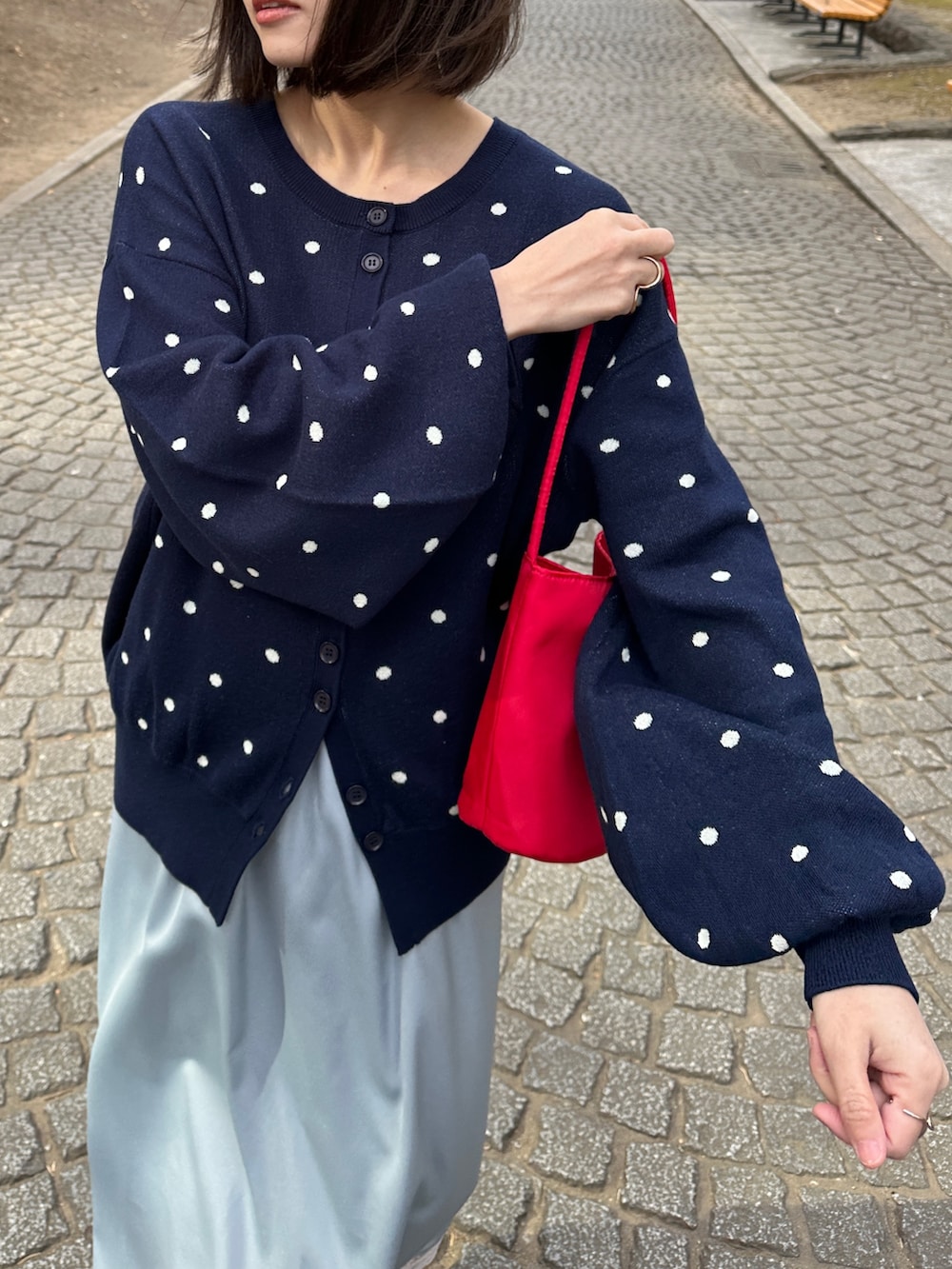 ブルー系のカーディガン/ボレロ、ブルー系のスカート、その他のその他を着用したレディースの春コーディネートの3枚目の写真