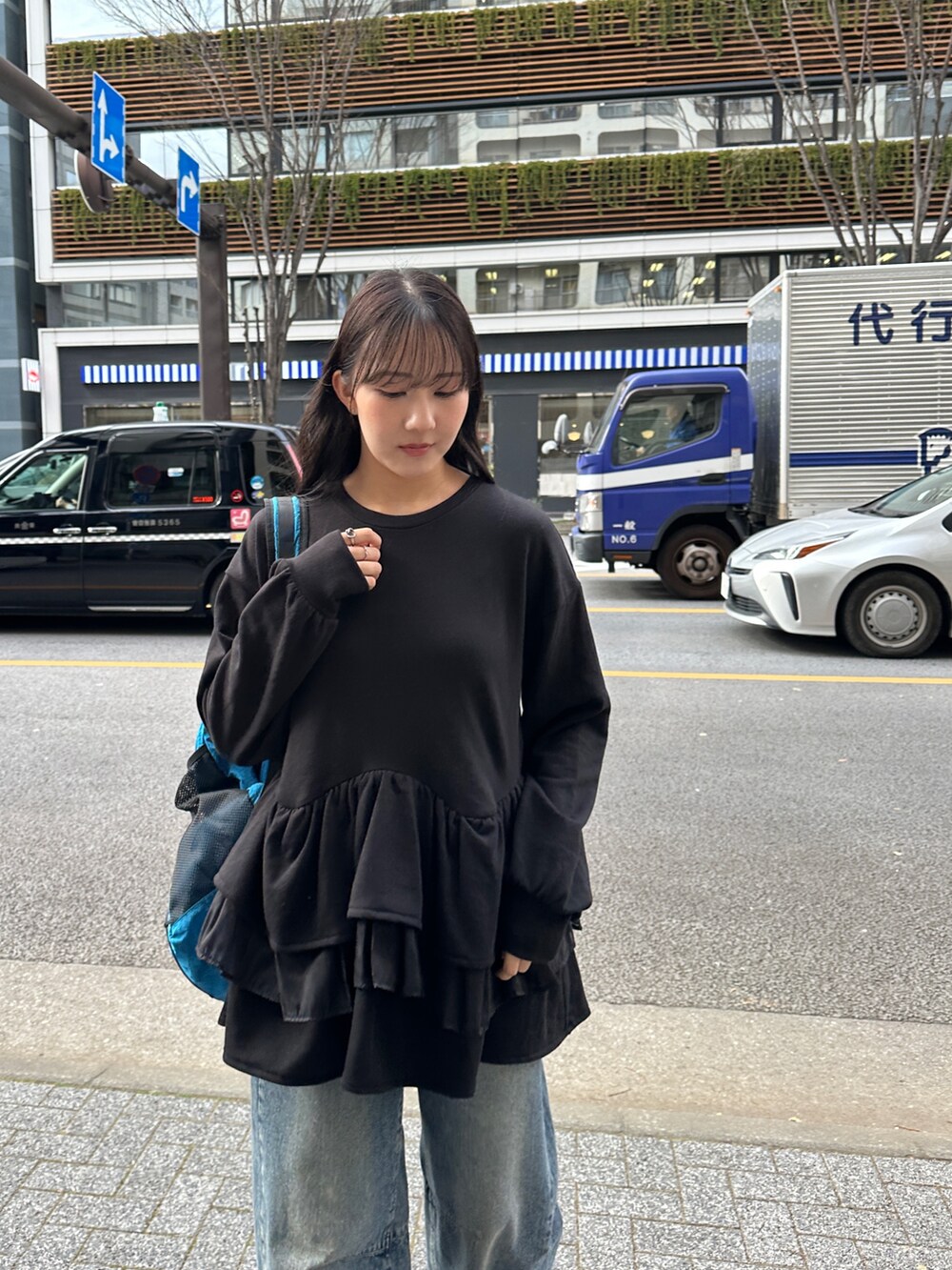 ブラック系のTシャツ/カットソー、ブラック系のスニーカー、その他のその他を着用したレディースの春コーディネートの3枚目の写真