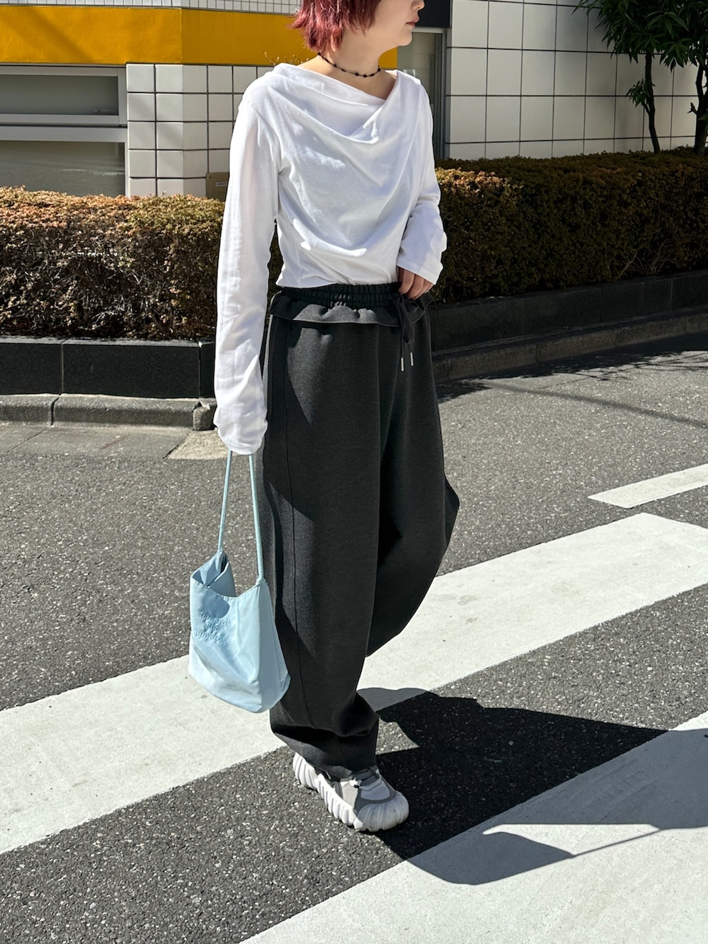 ホワイト系のTシャツ/カットソー、グレー系のその他パンツ、その他のその他を着用したレディースの春コーディネートの4枚目の写真