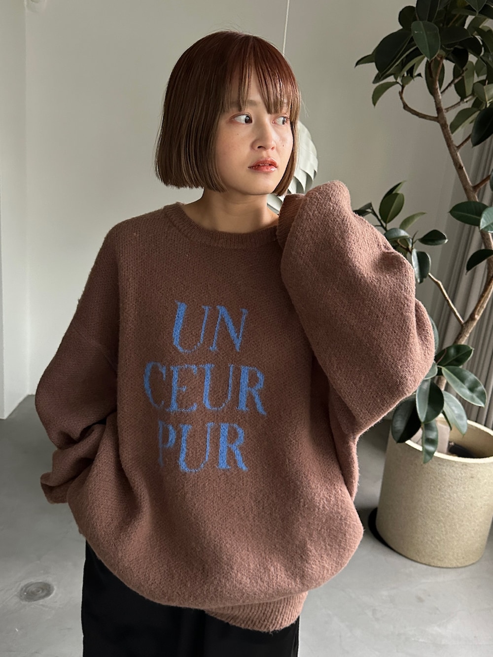 ブラウン系のニット/セーター、ブラック系のその他パンツ、その他のその他を着用したレディースの秋コーディネートの4枚目の写真