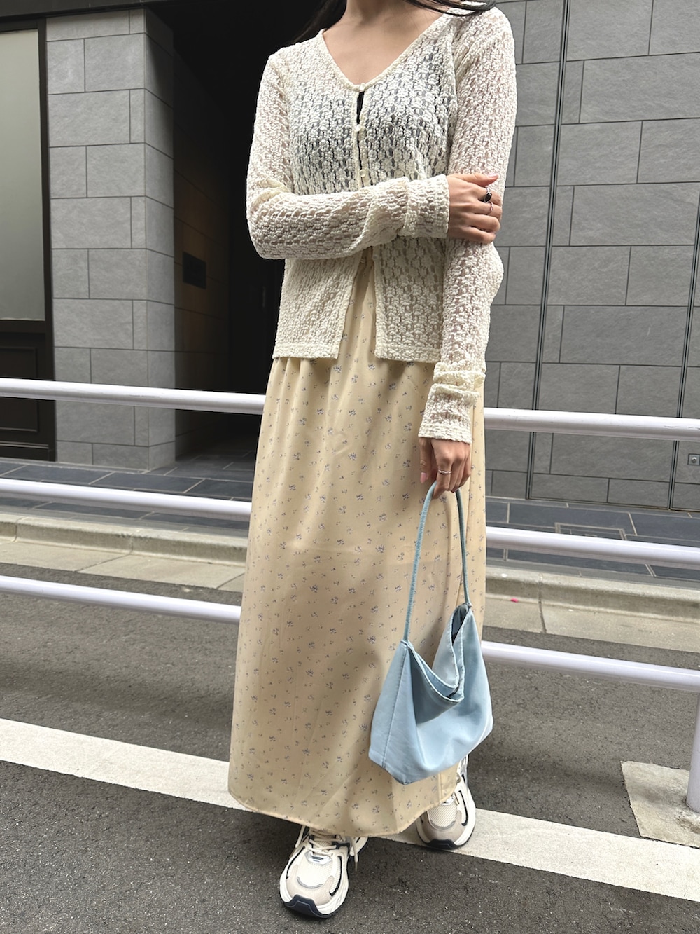 ホワイト系のTシャツ/カットソー、ベージュ系のスカート、その他のその他を着用したレディースの春コーディネートの3枚目の写真