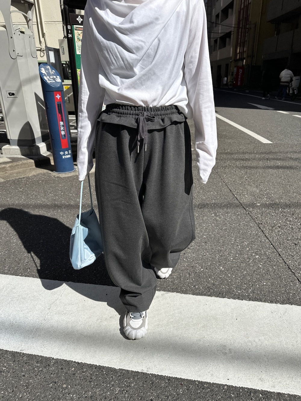 ホワイト系のTシャツ/カットソー、グレー系のその他パンツ、その他のその他を着用したレディースの春コーディネートの2枚目の写真