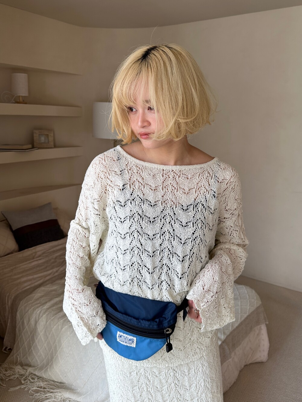 ホワイト系のスカート、ホワイト系のニット/セーターを着用したレディースの夏コーディネートの2枚目の写真