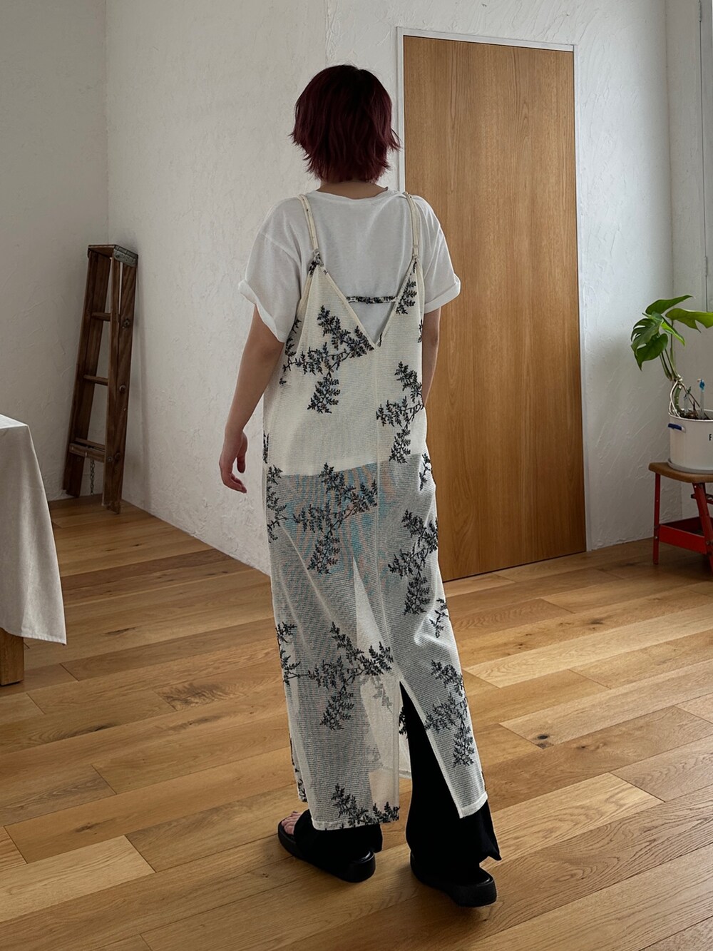 ホワイト系のワンピース、ホワイト系のTシャツ/カットソーを着用したレディースの春コーディネートの2枚目の写真