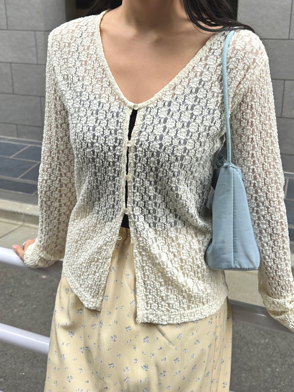 ホワイト系のTシャツ/カットソー、ベージュ系のスカート、その他のその他を着用したレディースの春コーディネートの5枚目の写真