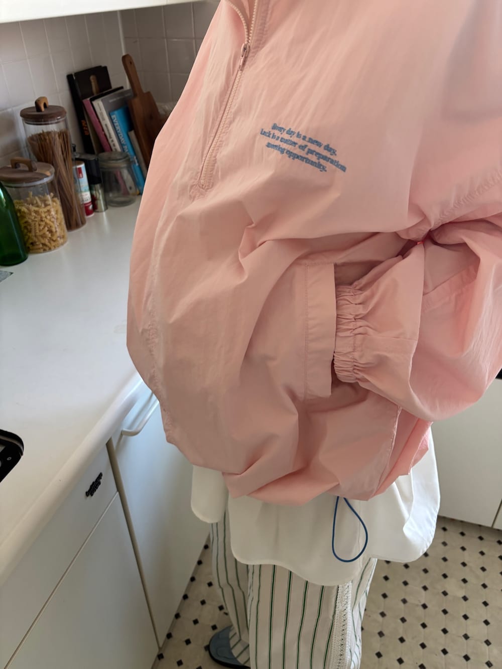 ピンク系のその他トップス、ブルー系のトートバッグ、ホワイト系のTシャツ/カットソーを着用したレディースの冬コーディネートの2枚目の写真