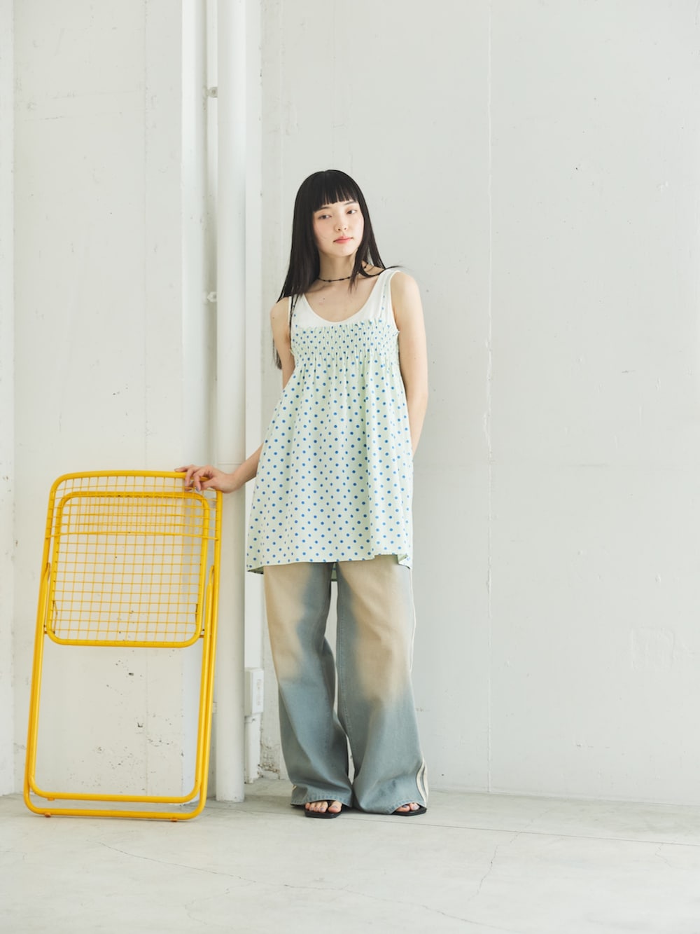 ブルー系のシャツ/ブラウス、ブルー系のデニムパンツ、その他のその他を着用したレディースの夏コーディネートの5枚目の写真