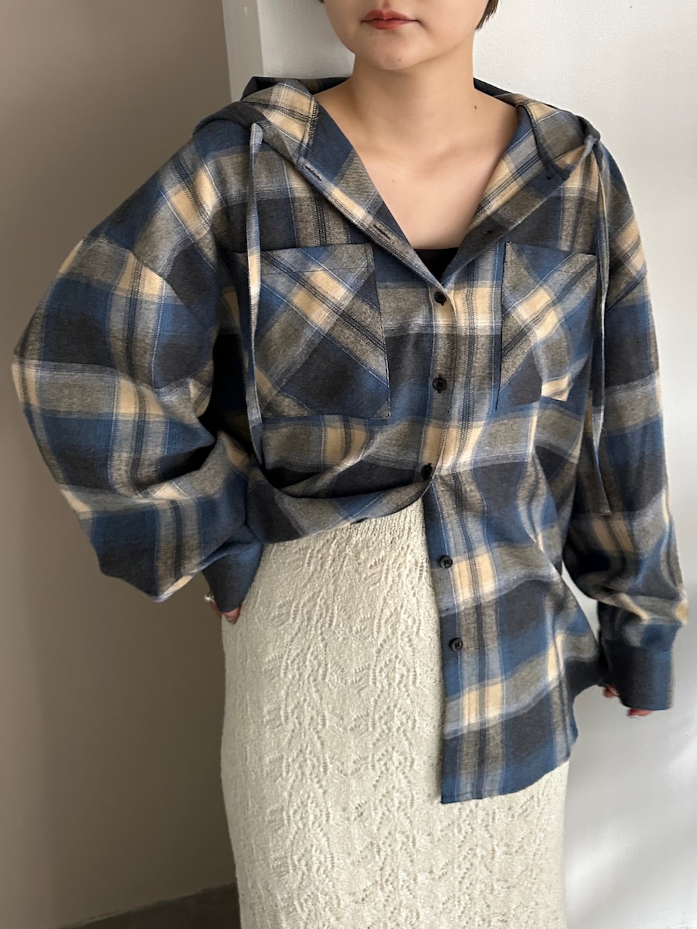 ブルー系のシャツ/ブラウス、ホワイト系のスカート、ブラック系のメガネを着用したレディースの夏コーディネートの2枚目の写真