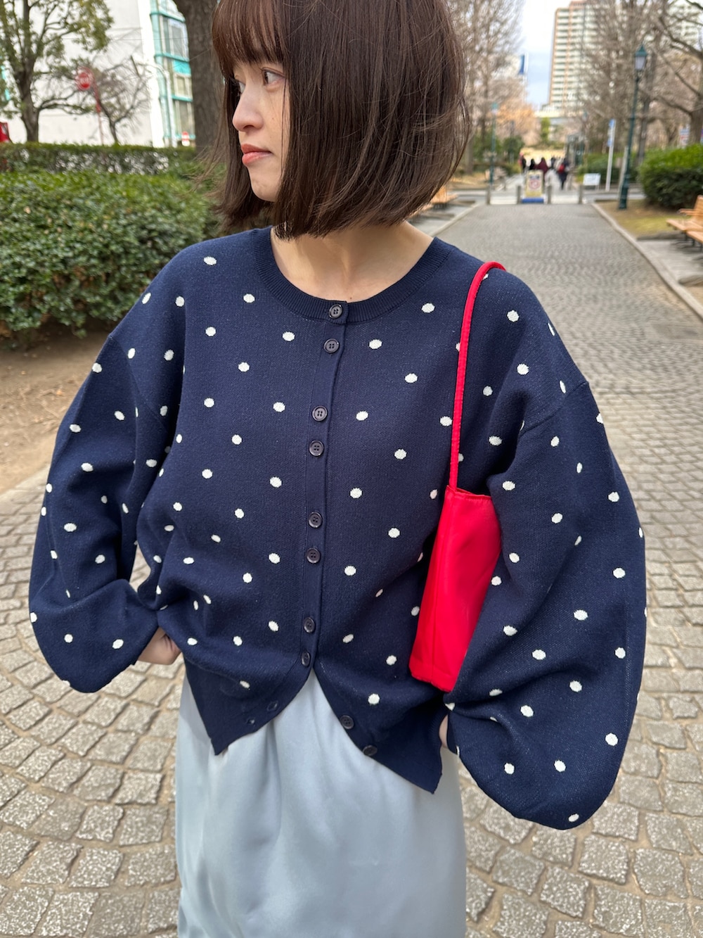 ブルー系のカーディガン/ボレロ、ブルー系のスカート、その他のその他を着用したレディースの春コーディネートの2枚目の写真