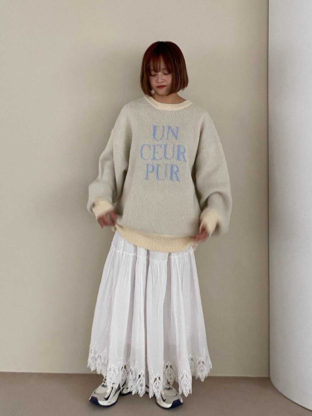 ホワイト系のニット/セーター、その他のその他を着用したレディースの秋コーディネートの3枚目の写真