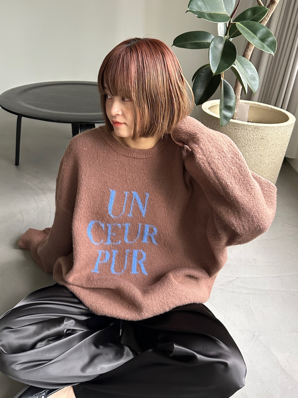 ブラウン系のニット/セーター、ブラック系のその他パンツ、その他のその他を着用したレディースの秋コーディネートの3枚目の写真