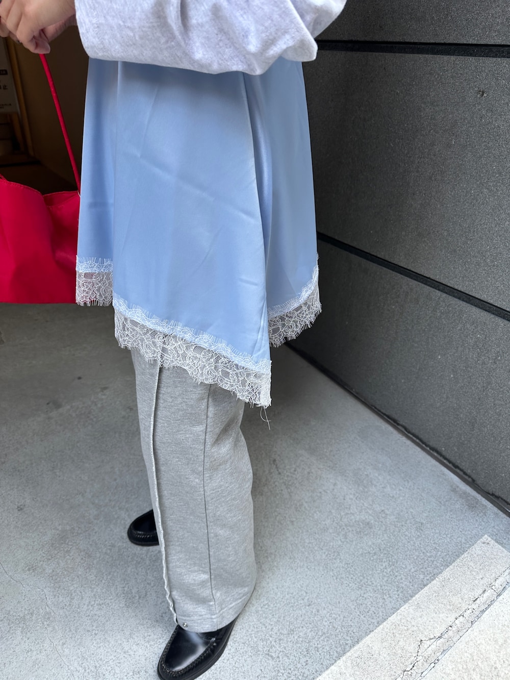 ブルー系のキャミソール、グレー系のスウェットパンツ、ベージュ系のTシャツ/カットソーを着用したレディースの春コーディネートの2枚目の写真