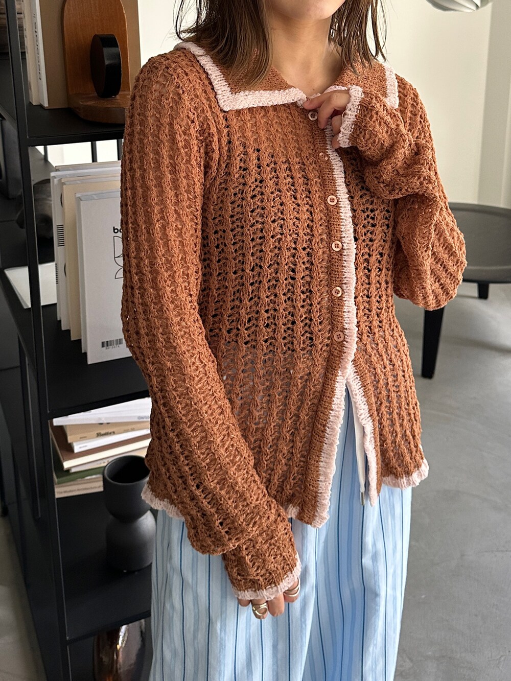 ブラウン系のニット/セーター、ブルー系のその他パンツ、その他のその他を着用したレディースの秋コーディネートの2枚目の写真